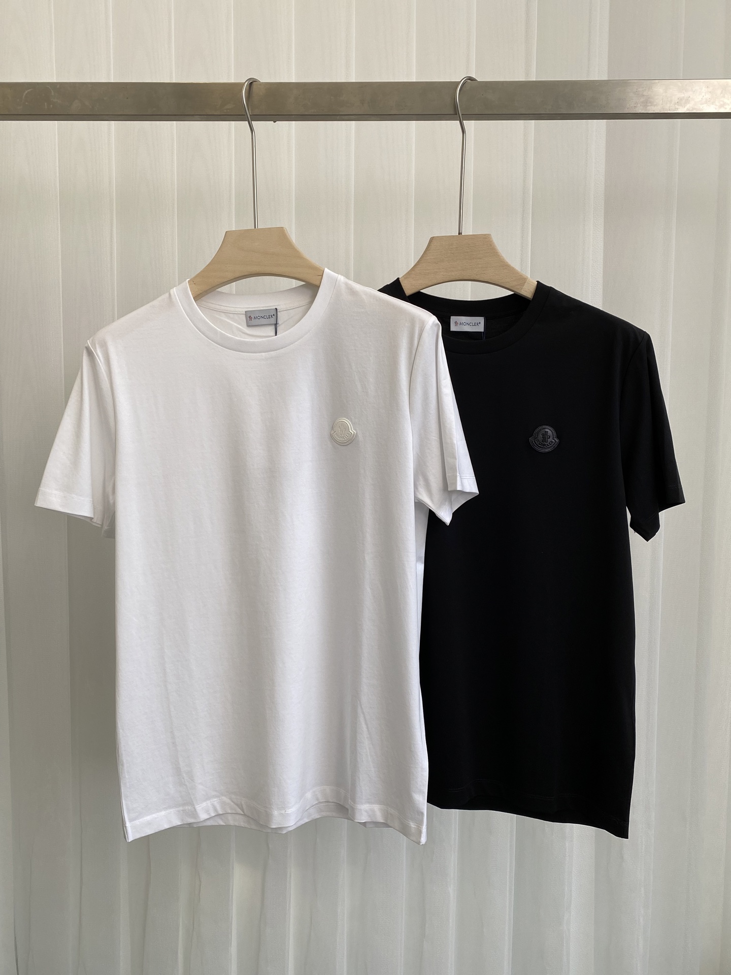 NO:127596,Moncl&er 25 spring and summer new product leather classic logo short-sleeved T-shirt on the chest, customized 80 double-strand mercerized cotton fabric; black and white S~XXXL (customized 4XL and 5XL), christian louboutin, T-shirt,tees, t-shirt,alexander wang19860909Moncl&er 25春夏新品胸前饰皮革经典标识短袖T恤,定制80支双股丝光棉面料；黑色 白色 S～XXXL（可定制4XL、5XL）,,christian louboutin,T-shirt,tees，t-shirt,alexander wang,Men's clothing