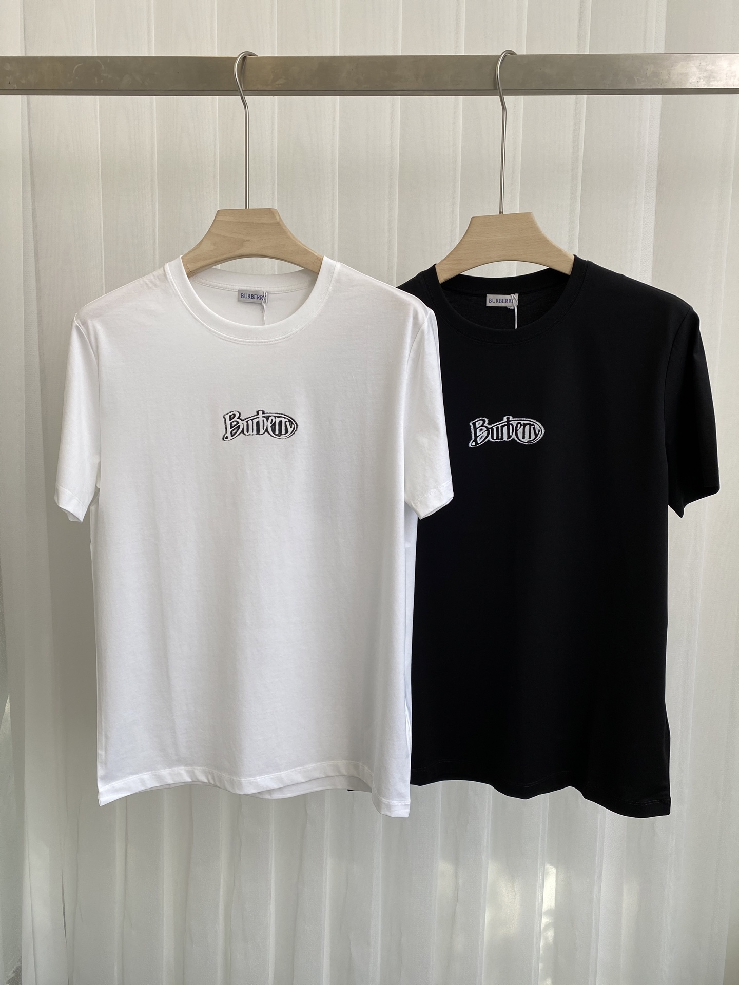 NO:127599,Burb&erry 25 spring and summer new letter logo printed short-sleeved T-shirt, with a new retro collection of logo printed embellishments; using custom 80 double-strand mercerized cotton fabric; black and white S~XXXL (customized 4XL and 5XL), burberry, T-shirt,tees, t-shirt,alexander wang19860909Burb&erry 25春夏新品字母徽标印花短袖T恤,正面点缀焕新演绎的复古感典藏徽标印花点缀设计；采用定制80支双股丝光棉面料；黑色 白色 S～XXXL（可定制4XL、5XL）,,burberry,T-shirt,tees，t-shirt,alexander wang,Men's clothing