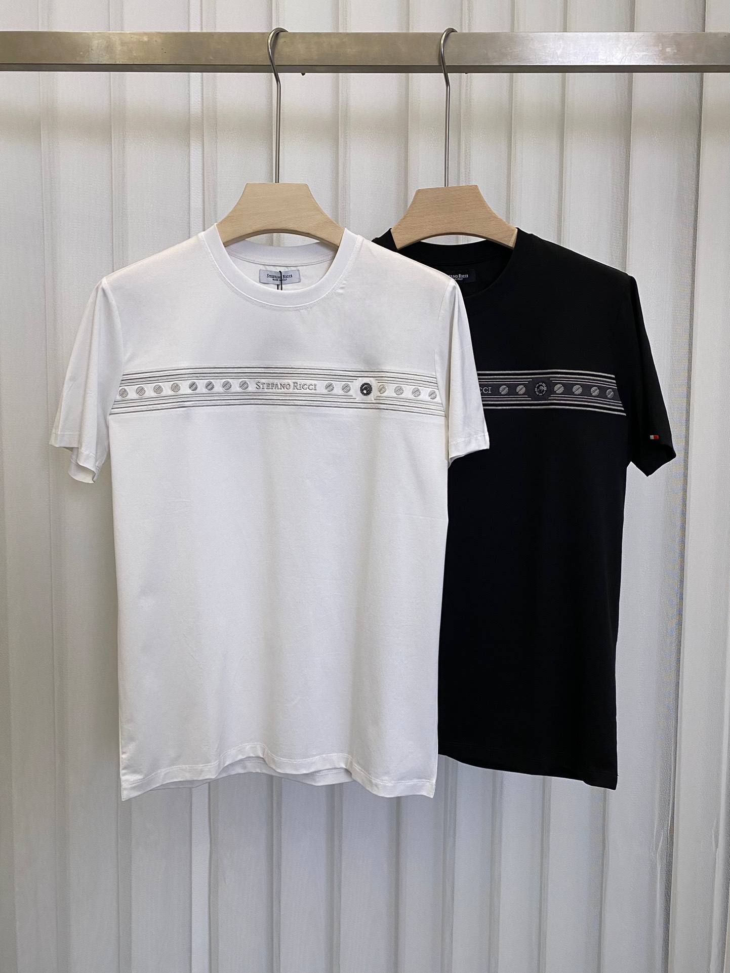 NO:127602,25 years of Stephen embroidered men's round neck mercerized cotton short-sleeved T-shirt, eagle head logo on the front chest. The design is very expressive, and the unique colors are used to create an aesthetic sense of space. It is matched with a simple and generous round neck. The comfortable fabric allows you to enjoy the unrestrained and comfortable feeling. The simple and neat design makes your mood relaxed and bright. M~3xl,, T-shirt,tees, t-shirt,alexander wang1986090925年史蒂芬刺绣男士圆领丝光棉短袖T恤,前胸的鹰头logo 设计极具表现力,用极特色的色彩构造出美学的的空间感,搭配简单大方的圆领,舒适的面料能让你尽情享受无拘无束的惬意感,简洁利落的设计,让心情也随之轻松明快.M~3xl,,T-shirt,tees，t-shirt,alexander wang,Men's clothing