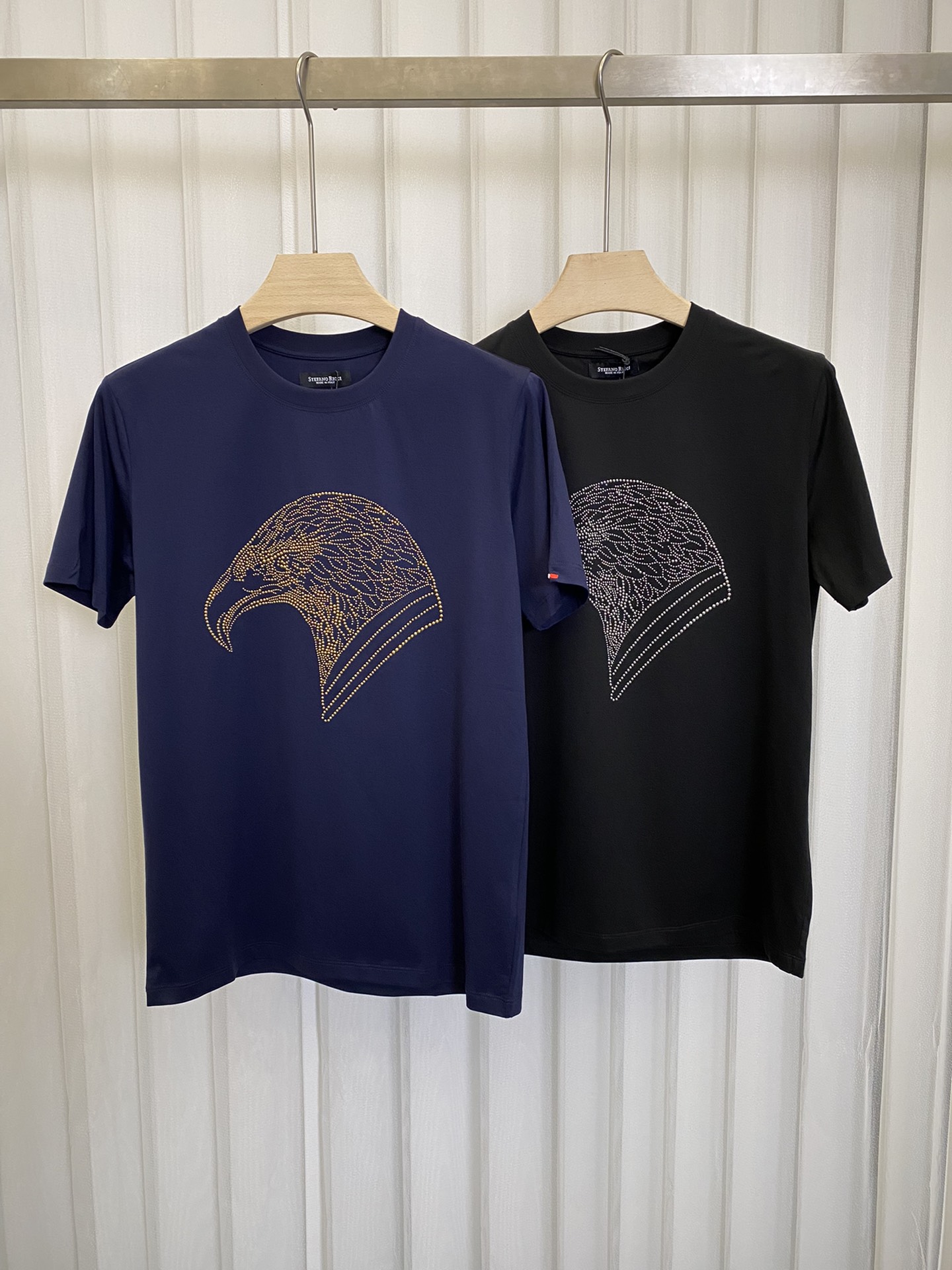NO:127607,25 years of Stephen embroidered men's round neck mercerized cotton short-sleeved T-shirt, eagle head logo on the front chest. The design is very expressive, using extremely distinctive colors to create an aesthetic sense of space. Paired with a simple and generous round neck, the comfortable fabric allows you to enjoy the unrestrained and comfortable feeling. The simple and neat design makes your mood relaxed and bright. M~3xl,, T-shirt,tees, t-shirt,alexander wang1986090925年史蒂芬刺绣男士圆领丝光棉短袖T恤,前胸的鹰头logo 设计极具表现力,用极特色的色彩构造出美学的的空间感,搭配简单大方的圆领,舒适的面料能让你尽情享受无拘无束的惬意感,简洁利落的设计,让心情也随之轻松明快.M~3xl,,T-shirt,tees，t-shirt,alexander wang,Men's clothing