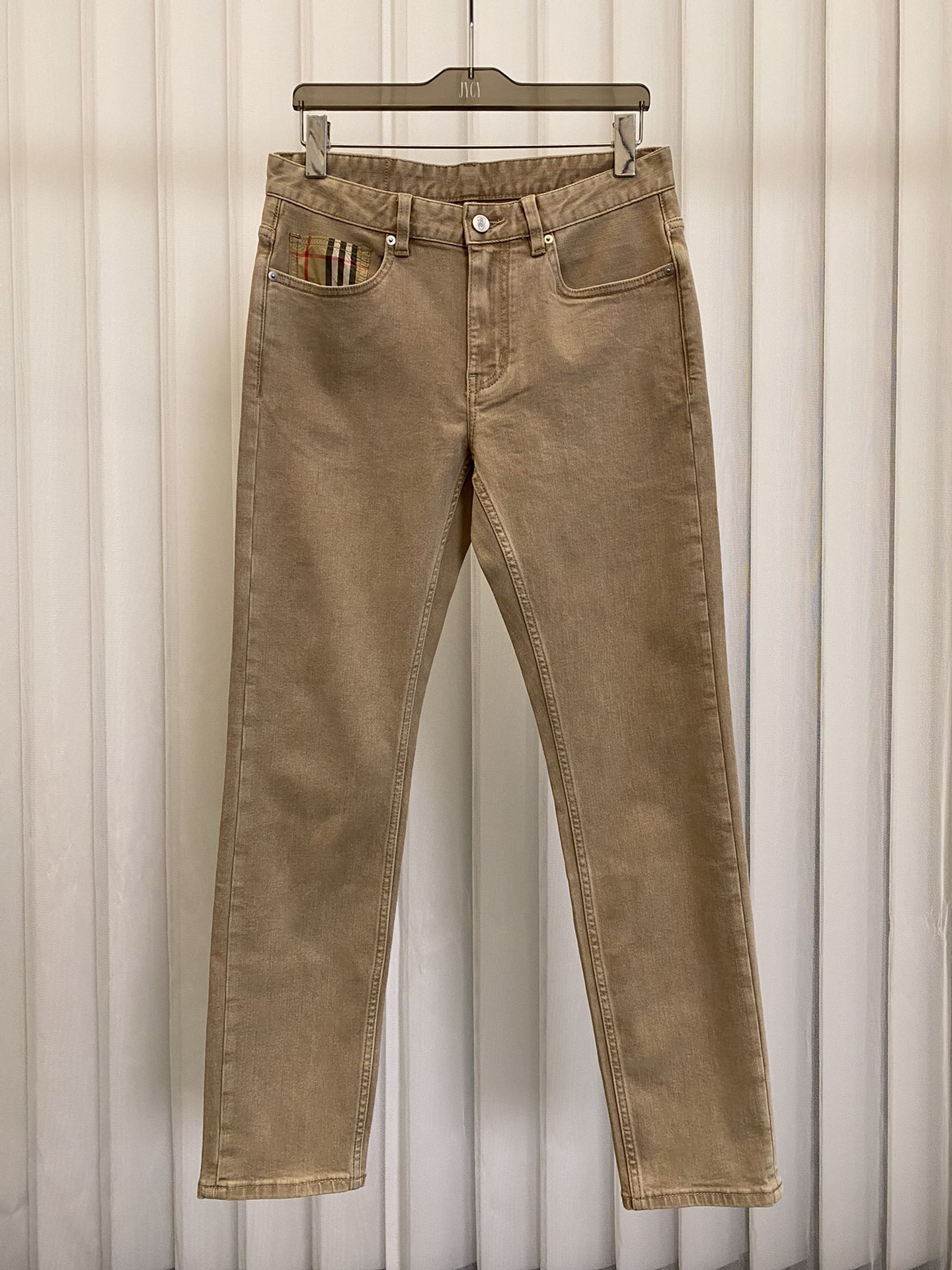 NO:127613,25-year Burberry Kanglong fabric American retro brown wash jeans men's Ami Kaji small straight jeans, this jeans are simple and versatile, and you won't make any mistakes when you match them. The style is slim and small, and the upper body effect is really good, it fits but is not tight, has no sense of restraint, and can also make you look taller and thin, and easily have a visual feeling of long legs. Khaki jeans are a popular color in recent years. They are neither as classic as blue or as dull as black, but give people a warm and fashionable feeling. Khaki jeans are suitable for matching with light-colored tops to create a warm atmosphere. 29-38, ,burberry, jeans, alexander wang1986090925年巴宝莉康龙面料美式复古咖色水洗牛仔裤男阿美咔叽小直筒牛仔男裤这款牛仔裤它的款式简约又百搭,怎么搭都不会出错.版型是修身小脚的,上身效果真的很可,合身却不紧身,完全没有束缚感,还能显高显瘦,轻松拥有大长腿即视感. 卡其色系卡其色的牛仔裤是近年来比较流行的颜色,它既不像蓝色那么经典,也不像黑色那么沉闷,而是给人一种温暖、时尚的感觉.卡其色的牛仔裤适合与浅色系的上衣搭配,营造出一种温馨的氛围.29-38,,burberry,jeans,alexander wang,Men's clothing