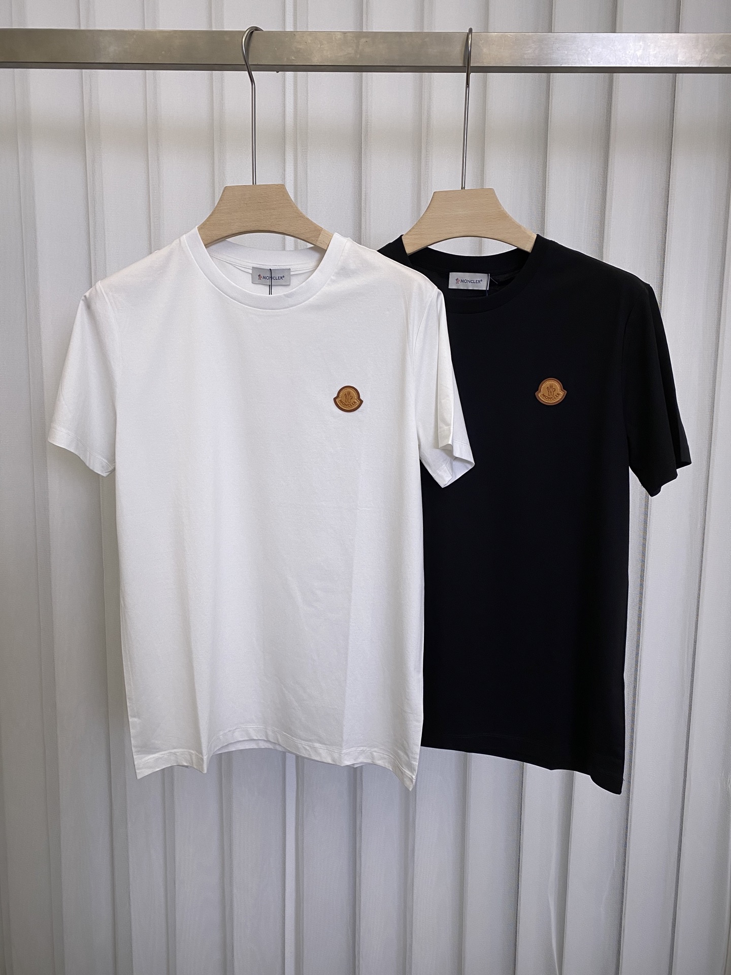 NO:127636,Moncl*er men's new leather logo short-sleeved T-shirt, front leather brand element logo is a versatile item, highlighting the brand recognition, minimalist style design reveals a high-end and versatile temperament, customized high-end high-density 80 double-strand mercerized cotton fabric, comfortable and breathable upper body, delicate and slightly elastic fabric; black and white S~XXXL,,christian louboutin,Moncler,T-shirt,tees,t-shirt,alexander wang19860909Moncl*er蒙口男士新款饰皮革标志短袖T恤衫,正面皮革品牌元素徽标堪称百搭单品,彰显品牌辨识度,极简风格设计透露出高级百搭的气质,定制高支高密80支双股丝光棉面料,上身舒适透气、面料细腻微弹；黑色 白色 S～XXXL,,christian louboutin,Moncler,T-shirt,tees，t-shirt,alexander wang,Men's clothing