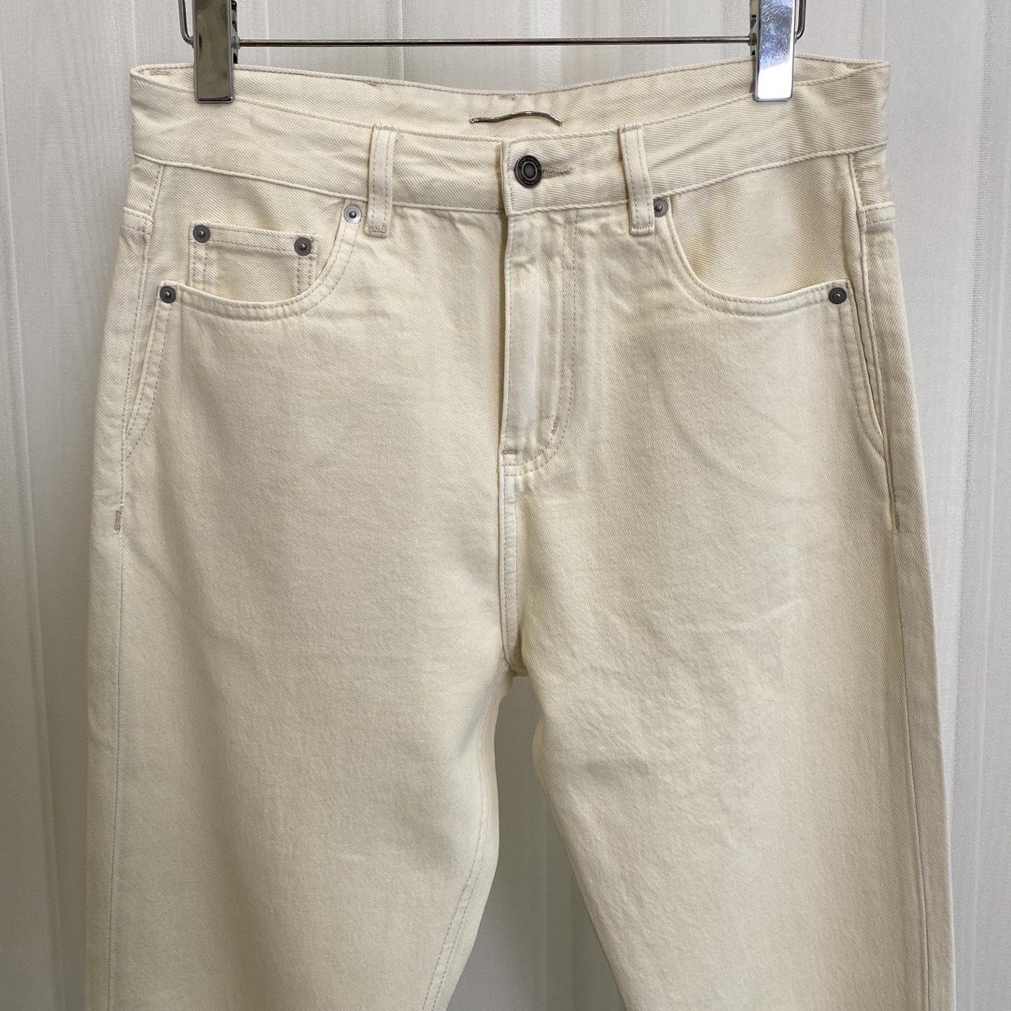 P660 San Roland’s Fashionable White Cowboy Jeans: Soft, Silky, and Stylish! - 图片 2