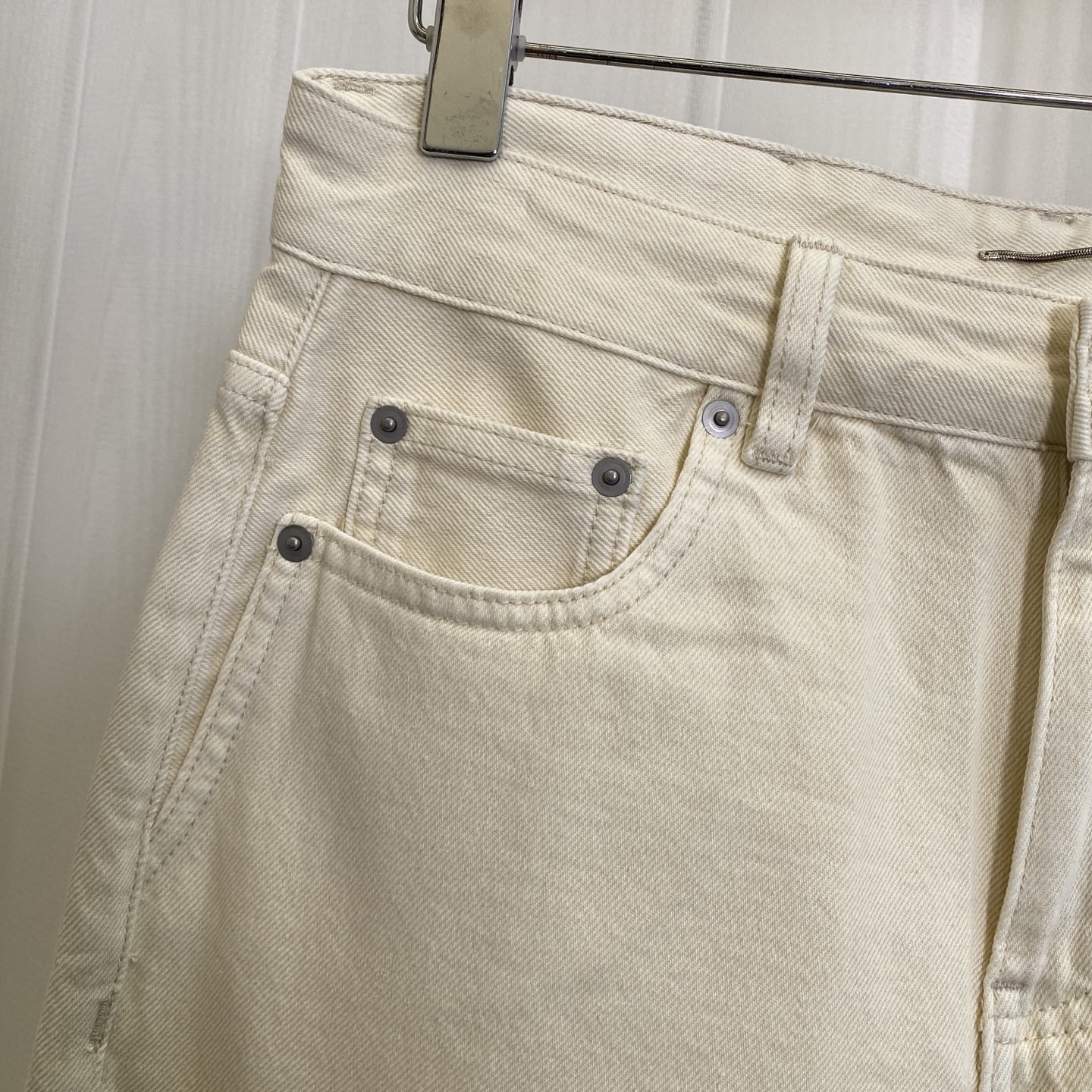 P660 San Roland’s Fashionable White Cowboy Jeans: Soft, Silky, and Stylish! - 图片 3