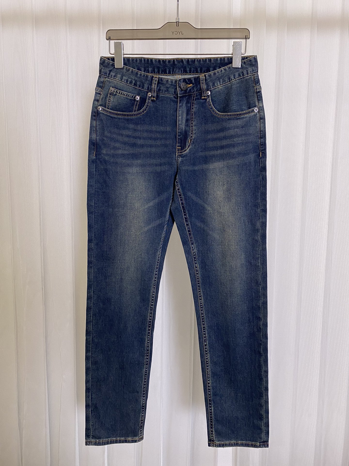 NO:501417,B Family has 25 years of simple, high-end light luxury style classic slim fit small straight-fitting cut design for men's commuting versatile business jeans!  Simplicity is not simple. It symbolizes comfort and elegance!  !  Simple and comfortable!  The touch is gentle, delicate, super soft and breathable, just suitable for this season, very high-end, and has a sense of design, and the upper body effect is great!  The simple design can completely settle the impetuousness in a man's heart and add that unique fashion charm. It is more suitable for men who have experienced various vicissitudes of life!  The items in this series can be said to be completely tailor-made for urban men, showing a strong retro atmosphere and nostalgia, with a unique charm and full of style. With traditional high-quality business and leisure, it conveys personality and fashionable temperament, highlights exquisiteness and fashion charm, and highlights its own specifications and grades. 29-38, ,jeans,alexander wang19860909B家25年简约高端轻奢范经典修身小直筒版型裁剪设计男士通勤百搭商务牛仔裤！简约不简单.象征着舒适、优雅！！简洁舒适！手感温和、触感细腻,超柔和透气,正适合这个时节,非常高档,及其富有设计感,上身效果非常棒！简约的设计,它可以将男人心中那种浮躁彻底沉淀,增添那种独特的时尚魅力,它更加适合那种已经经历过各种沧桑岁月的男士！这个系列的单品可以说是完全为都市型男量身定做,尽显浓郁的复古气息和怀旧风情,有着一股独特的韵味,格调感十足,与传统的高规商务休闲中,传递个性与时髦气质魅力,凸显精致与时尚魅力,彰显自身的规格档次所在.29-38,,jeans,alexander wang,Men's clothing