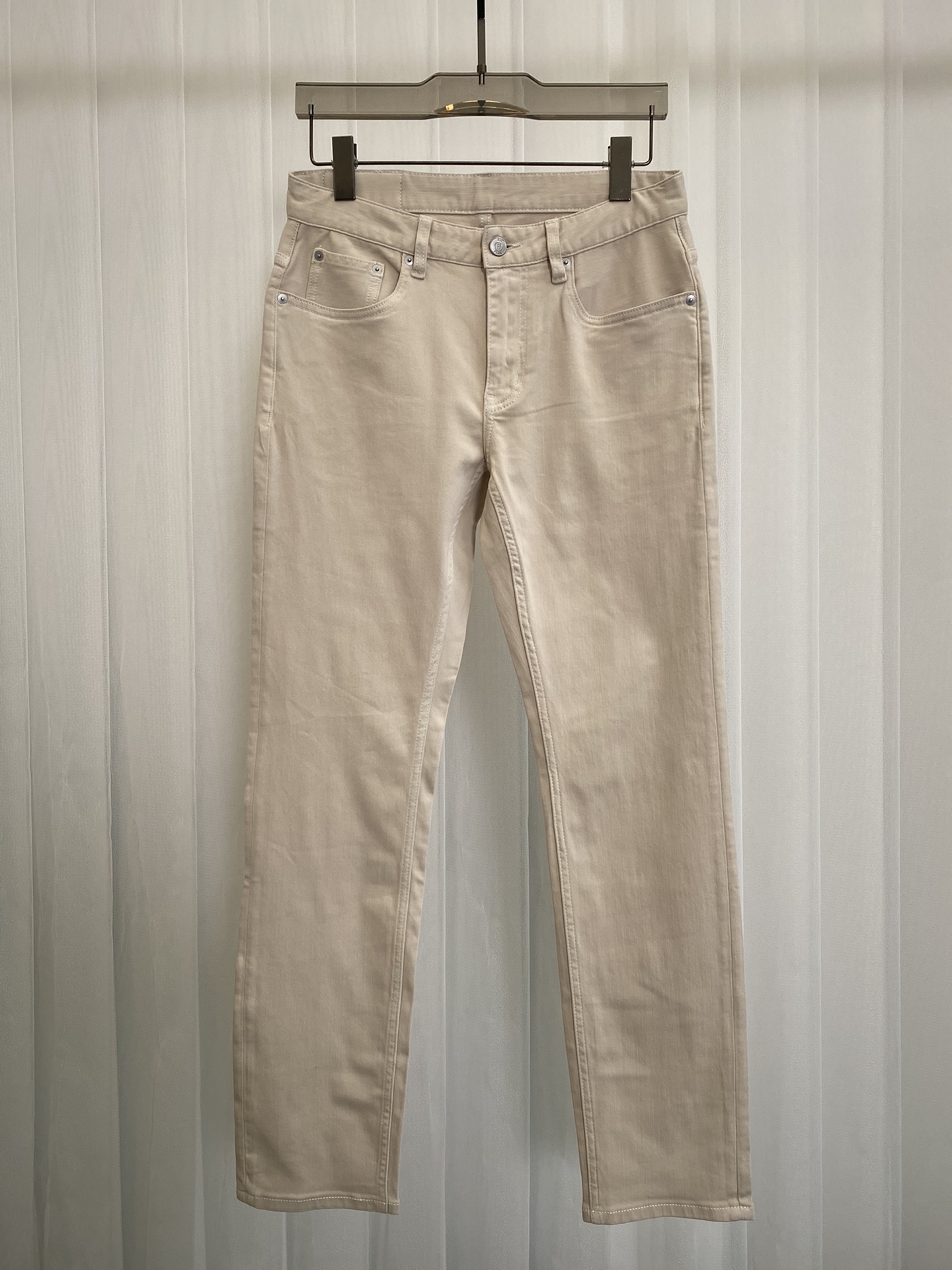 NO:501422,25 years of Bruti men's washing three-dimensional tailoring khaki light-colored jeans, old-fashioned khaki cotton texture, ubiquitous three-dimensional tailoring details, the latest hardware for the back pocket counter with a light-colored leather waist khaki white size 29-38, jeans, alexander wang1986090925年布鲁提男士水洗立体剪裁卡其浅色系牛仔裤,做旧感的卡其棉质地,无处不在的立体剪裁细节,后兜专柜最新五金搭配腰头浅色皮牌 卡其 白色尺码29-38,,jeans,alexander wang,Men's clothing