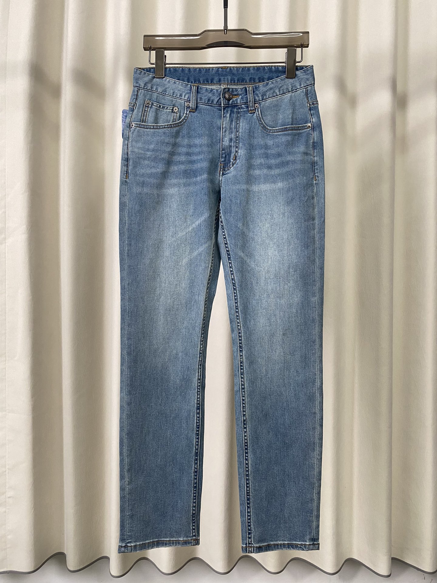 NO:501412,Pd25-year simple high-end light luxury style classic slim fit small straight-fitting cut design for men's commuting versatile business jeans!  Simplicity is not simple. It symbolizes comfort and elegance!  !  Simple and comfortable!  The touch is gentle, delicate, super soft and breathable, just suitable for this season, very high-end, and has a sense of design, and the upper body effect is great!  The simple design can completely settle the impetuousness in a man's heart and add that unique fashion charm. It is more suitable for men who have experienced various vicissitudes of life!  The items in this series can be said to be completely tailor-made for urban men, showing a strong retro atmosphere and nostalgia, with a unique charm and full of style. With traditional high-quality business and leisure, it conveys personality and fashionable temperament, highlights exquisiteness and fashion charm, and highlights its own specifications and grades. 29-38, ,jeans,alexander wang19860909Pd25年简约高端轻奢范经典修身小直筒版型裁剪设计男士通勤百搭商务牛仔裤！简约不简单.象征着舒适、优雅！！简洁舒适！手感温和、触感细腻,超柔和透气,正适合这个时节,非常高档,及其富有设计感,上身效果非常棒！简约的设计,它可以将男人心中那种浮躁彻底沉淀,增添那种独特的时尚魅力,它更加适合那种已经经历过各种沧桑岁月的男士！这个系列的单品可以说是完全为都市型男量身定做,尽显浓郁的复古气息和怀旧风情,有着一股独特的韵味,格调感十足,与传统的高规商务休闲中,传递个性与时髦气质魅力,凸显精致与时尚魅力,彰显自身的规格档次所在.29-38,,jeans,alexander wang,Men's clothing