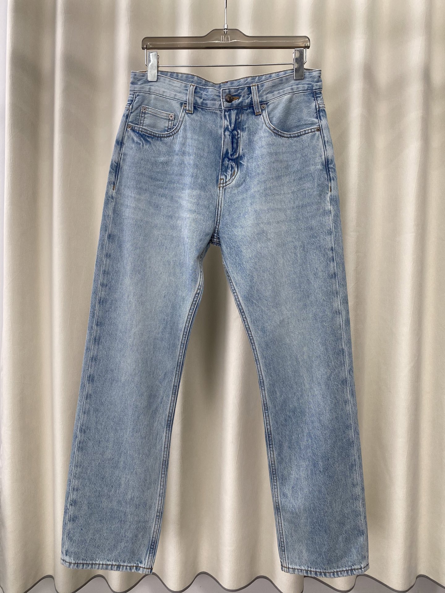 NO:501399,Thin series!  Loose straight tube!  PD wash light blue men's jeans!  If you have requirements for quality control details, you highly recommend buying this model. The latest model in 25 years, this jeans are made of 98 denim cotton + 2 elastic pull-up frame. The fabric feels solid and skin-friendly, soft and skin-friendly, slightly elastic, and has no sense of restraint on the upper body. The five-pocket straight-leg pants shape is very suitable for washing blue and elegant tones. There is nothing to say about the shape of the pants, which is super awesome~ Simple and pure basic style, invisible zipper opening and closing, and the pockets are embossed. Neatly cut, straight-leg pants shapes look handsome and elegant!  Color wash blue Size: 29-38, jeans,tees, t-shirt,alexander wang19860909薄款系列！宽松直筒！PD水洗浅蓝男士牛仔裤！牛货对品控细节有要求的,强烈推荐入手此款 25年最新款, 这款牛仔裤采用98牛仔棉+2弹力拉架制作 面料手感扎实有骨感,柔软亲肤,微弹力,上身无束缚感,五口袋的直筒裤型,水洗蓝素雅色调很好搭配T恤单品 裤形没有什么好说的,超级赞~ 简单纯粹的基础款,隐形拉链开合,口袋饰有压花搭配 利落裁剪,直筒裤型穿出帅气优雅！ 颜色水洗蓝 尺码:29-38,,jeans,tees，t-shirt,alexander wang,Men's clothing