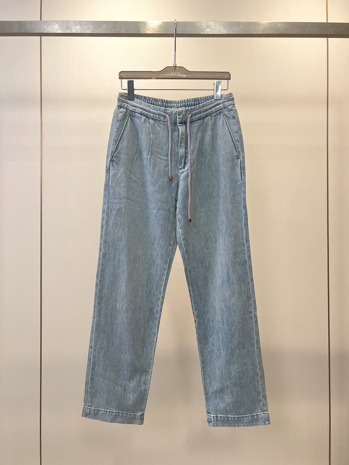 NO:520225,brunellocucinelli latest old money style elastic waist jeans!  Linen wool and mulberry silk actually made a 'mixed' to make this oblique fabric. It is so amazing to wear. The casual and sporty silhouette is combined with this exquisite material, and the delicate cotton yarn and light linen fiber are mixed into canvas. It is soft and soft to wear. Old-cost style, high-end and attractive denim blue is simply a nobleman in the closet. In spring, the light and comfortable texture allows you to wear it freely without worrying about the sense of restraint. Moreover, the versatile style of this jeans allows you to easily control whether it is casual or formal occasions. Under the warm sun in spring, you are wearing these jeans and walking on the streets, which is simply a fashionable pictorial for walking!  30-38 None 35, brunello cucinelli, jeans, alexander wang19860909brunellocucinelli最新老钱风松紧腰牛仔裤！亚麻羊毛和桑蚕丝居然搞起了“混搭”凑成这斜棱纹面料,穿身上那叫一个绝,休闲运动廓形配上这精致材质,细腻棉纱和轻盈亚麻纤维混纺成帆布,穿起来软乎乎的,老钱风,高级感,一眼就吸引人的牛仔蓝,简直就是衣橱里的贵族.春日里,轻薄舒适的质地让你自在穿搭,不用担心束缚感.  而且,这款牛仔裤的百搭风格,让你无论是休闲还是正式场合都能轻松驾驭.春日里的暖阳下,你穿着这条牛仔裤,走在街头,简直就是行走的时尚画报！30-38无35,,brunello cucinelli,jeans,alexander wang,Men's clothing