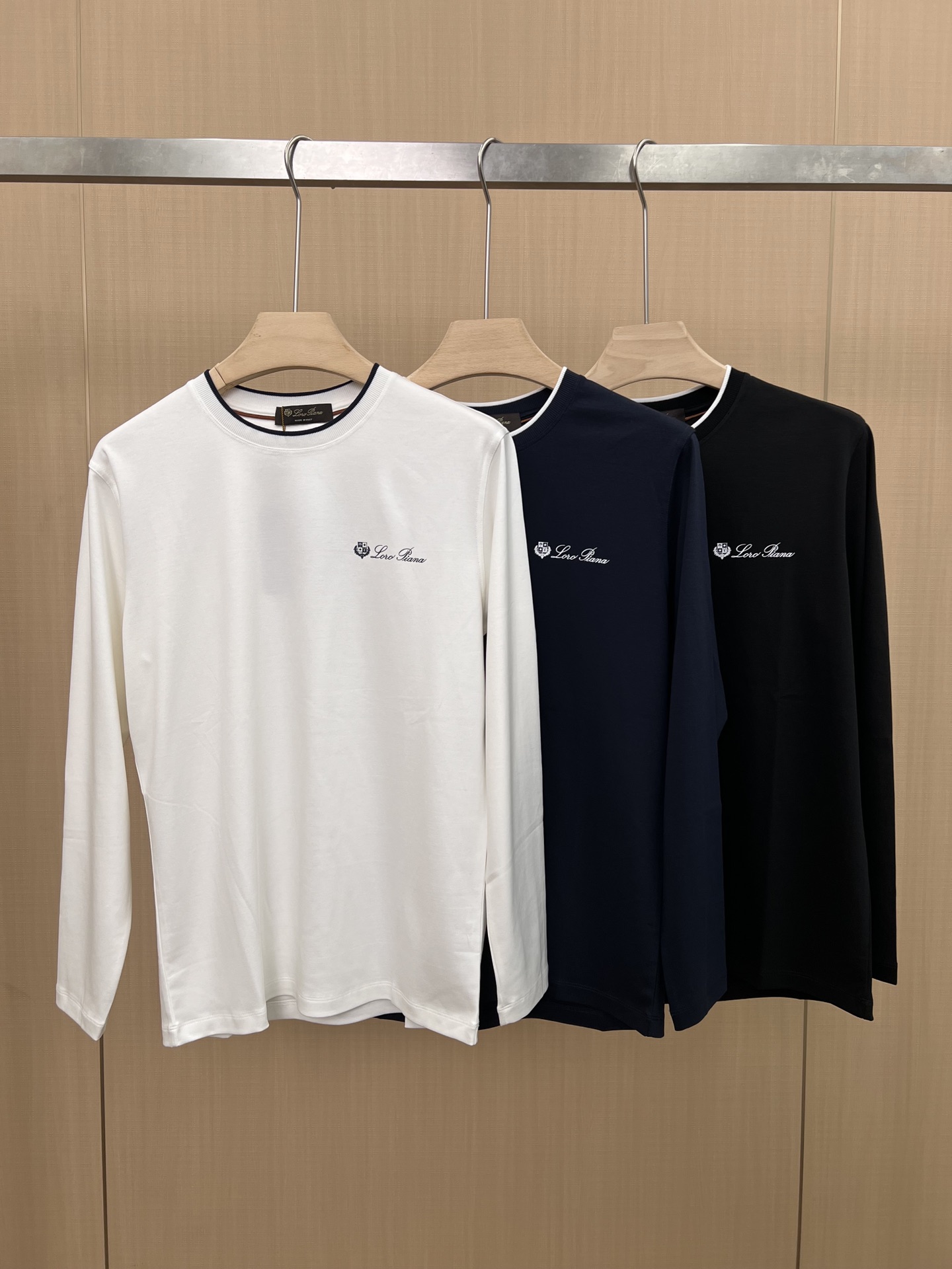 NO:501425,LP autumn classic brand letter embroidery logo round neck long-sleeved T-shirt base shirt, the brand classic logo embroidery design is simple and easy to match, the embroidery decorates the chest, which is the recognition of this finishing touch, which adds a trendy look. Customized 60 pieces of liquid ammonia double-sided cloth with 260 grams of liquid ammonia; ingredient 47 cotton + 47 lambing modal + 6 spandex is soft and skin-friendly, with elastic draping, and good anti-pilling effect!  Black Blue White M~XXXL, loro piana,tees, t-shirt,alexander wang19860909LP秋季经典品牌字母刺绣logo圆领长袖T恤打底衫,品牌经典logo刺绣设计简洁易于搭配,刺绣装饰胸前正是这画龙点睛的辨识度令这款T恤正式高档之余增添潮流感,定制60支 260克液氨双面布；成分47棉+47兰精莫代尔 +6氨纶 柔软亲肤、悬垂有弹性,抗起球效果好！黑色 蓝色 白色M～XXXL,,loro piana,tees，t-shirt,alexander wang,Men's clothing