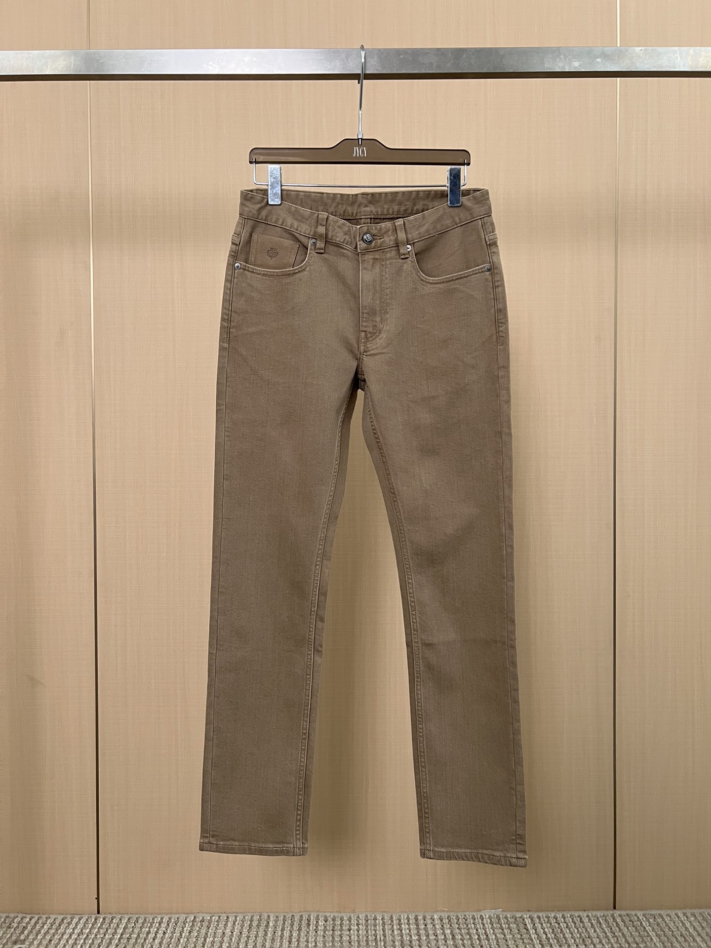 NO:501435,25 years LP Kanglong fabric American retro brown washing jeans men's Ami Kaji small straight jeans, this jeans are simple and versatile, and you won't make any mistakes when you match them. The style is slim and small feet, the upper body effect is really good, it fits but is not tight, it has no sense of restraint, and it can also make you look taller and thin, and it can easily have a visual feeling of long legs. Khaki jeans are a popular color in recent years. They are neither as classic as blue nor as dull as black, but give people a warm and fashionable feeling. Khaki jeans are suitable for matching with light-colored tops to create a warm atmosphere. 29-38,,loro piana,jeans,alexander wang1986090925年LP康龙面料美式复古咖色水洗牛仔裤男阿美咔叽小直筒牛仔男裤这款牛仔裤它的款式简约又百搭,怎么搭都不会出错.版型是修身小脚的,上身效果真的很可,合身却不紧身,完全没有束缚感,还能显高显瘦,轻松拥有大长腿即视感. 卡其色系卡其色的牛仔裤是近年来比较流行的颜色,它既不像蓝色那么经典,也不像黑色那么沉闷,而是给人一种温暖、时尚的感觉.卡其色的牛仔裤适合与浅色系的上衣搭配,营造出一种温馨的氛围.29-38,,loro piana,jeans,alexander wang,Men's clothing