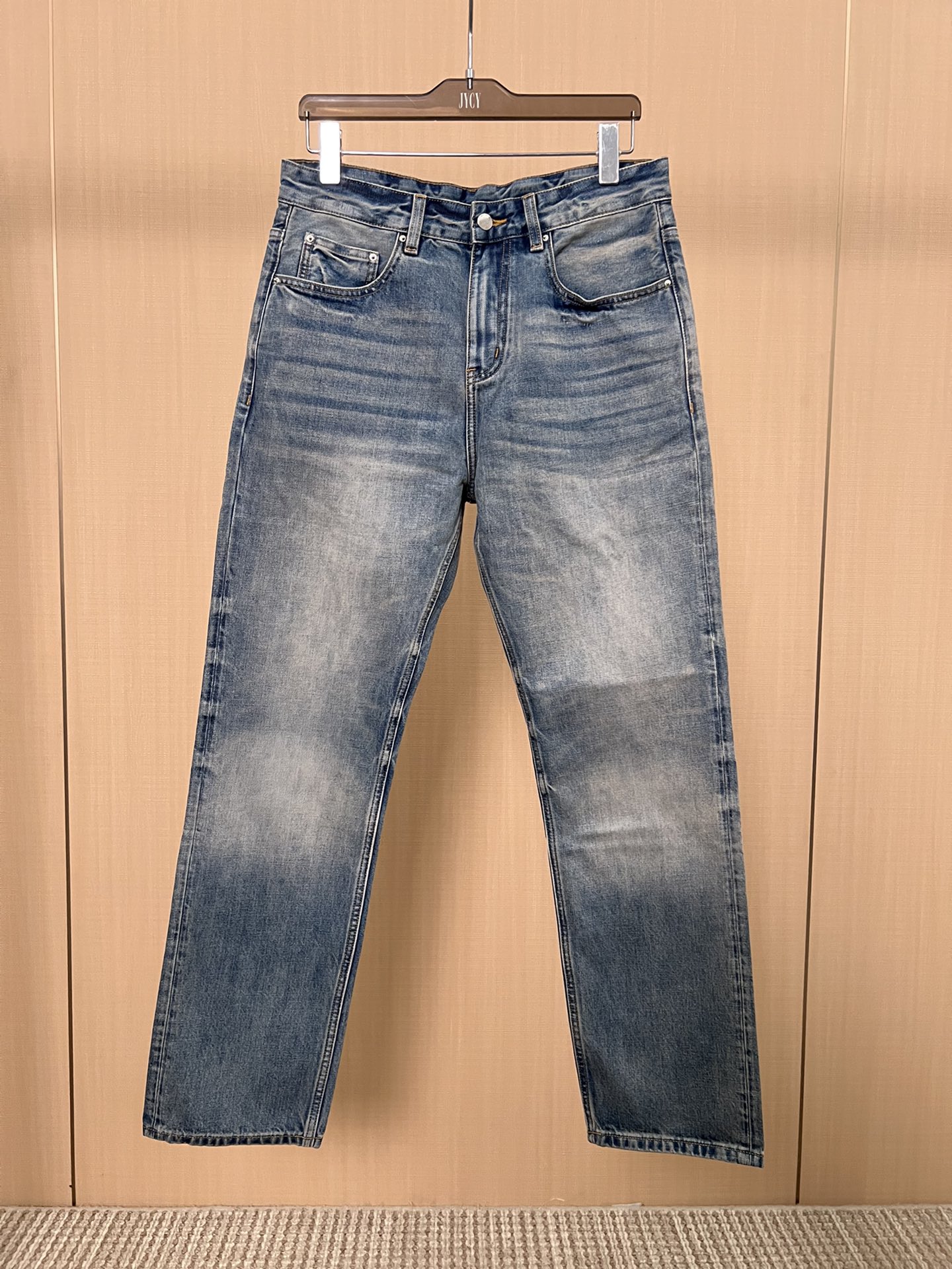 NO:573202,Loose and straight!  AMIRI autumn washed men’s jeans!  If you are a cowboy who has requirements for quality control details, I strongly recommend you to buy this model. The latest model in 25 years. This pair of jeans is made of denim cotton. The fabric feels solid and skinny, soft and skin-friendly, slightly elastic, and has no sense of restraint on the upper body. It has a five-pocket straight-leg trousers, and the elegant washed blue color goes well with T-shirts. There is nothing to say about the shape of the trousers, which is great~ Simple and pure basic style, invisible zipper opening and closing, and embossed pockets.  Neatly cut, straight-leg pants look handsome and elegant!  Size:29-38,,amiri,jeans,tees,t-shirt,alexander wang19860909宽松直筒！AMIRI秋季水洗男士牛仔裤！牛货对品控细节有要求的,强烈推荐入手此款 25年最新款, 这款牛仔裤采用牛仔棉制作 面料手感扎实有骨感,柔软亲肤,微弹力,上身无束缚感,五口袋的直筒裤型,水洗蓝素雅色调很好搭配T恤单品 裤形没有什么好说的,超级赞~ 简单纯粹的基础款,隐形拉链开合,口袋饰有压花搭配 利落裁剪,直筒裤型穿出帅气优雅！ 尺码:29-38,,amiri,jeans,tees，t-shirt,alexander wang,Men's clothing