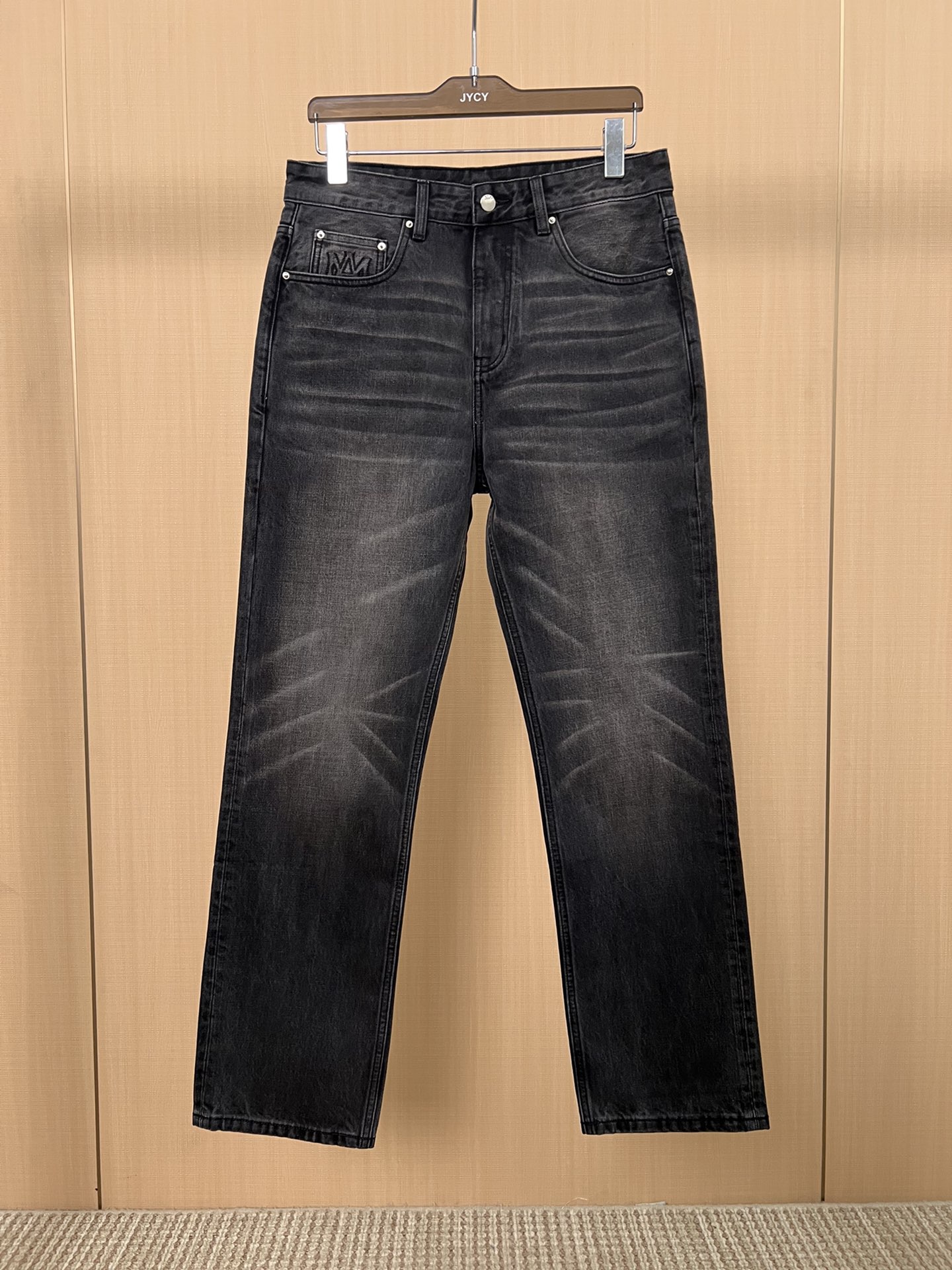 NO:573205,Loose and straight!  AMIRI autumn washed men’s jeans!  If you are a cowboy who has requirements for quality control details, I strongly recommend you to buy this model. The latest model in 25 years. This pair of jeans is made of denim cotton. The fabric feels solid and skinny, soft and skin-friendly, slightly elastic, and has no sense of restraint on the upper body. It has a five-pocket straight-leg trousers, and the elegant washed blue color goes well with T-shirts. There is nothing to say about the shape of the trousers, which is great~ Simple and pure basic style, invisible zipper opening and closing, and embroidery on the pockets.  Neatly cut, straight-leg pants look handsome and elegant!  Size:29-38,,amiri,jeans,tees,t-shirt,alexander wang19860909宽松直筒！AMIRI秋季水洗男士牛仔裤！牛货对品控细节有要求的,强烈推荐入手此款 25年最新款, 这款牛仔裤采用牛仔棉制作 面料手感扎实有骨感,柔软亲肤,微弹力,上身无束缚感,五口袋的直筒裤型,水洗蓝素雅色调很好搭配T恤单品 裤形没有什么好说的,超级赞~ 简单纯粹的基础款,隐形拉链开合,口袋饰有刺绣搭配 利落裁剪,直筒裤型穿出帅气优雅！ 尺码:29-38,,amiri,jeans,tees，t-shirt,alexander wang,Men's clothing