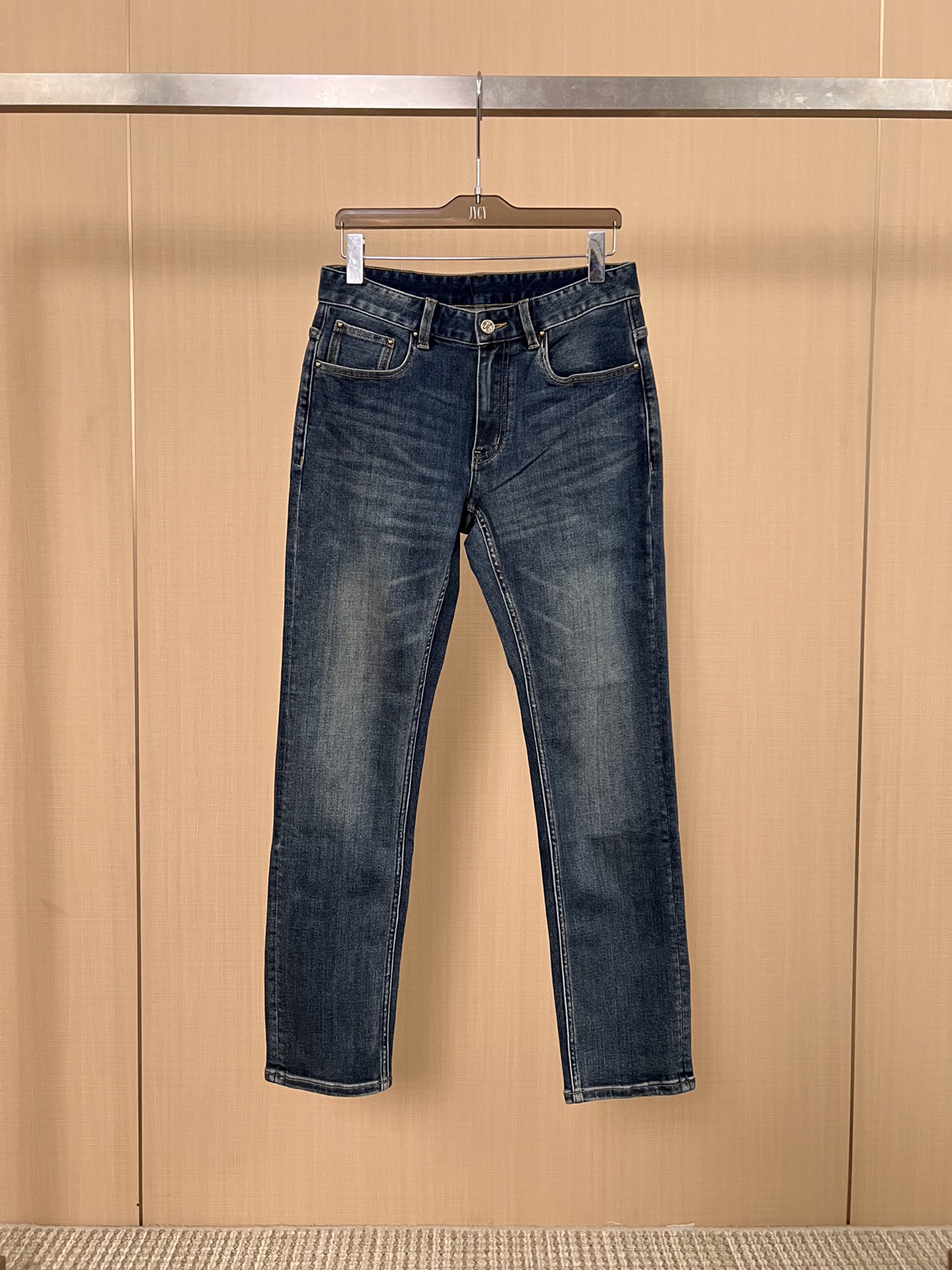 NO:648986,LV Donkey brand's popular style stretch small straight jeans, the color is super good, the retro flavor is at the forefront of the current fashion trend, the custom-made denim has a luxurious retro flavor and a hardware leather tag, you will definitely like it when you wear it. The thin stretch denim will definitely let you match it without restraint. It shows the skin tone and energy. It feels soft and delicate at the same time, the upper body is upright and comfortable and breathable!  Code number 29-38. Yes 35, no 37.,,louis vuitton,louis vuitton,jeans,alexander wang19860909LV驴牌爆款 弹力小直筒牛仔裤 颜色超好 复古味当下时尚潮流之前沿 订制牛仔奢华感复古味十足五金皮牌 绝对让你上身就喜欢 薄款弹力牛仔绝对让你搭配无束缚 非常的显肤色与精气神儿,手感柔软细腻的同时,上身立挺括直兼具舒适透气性！码数 29-38.有35无37.,,louis vuitton,louis vuitton,jeans,alexander wang,Men's clothing