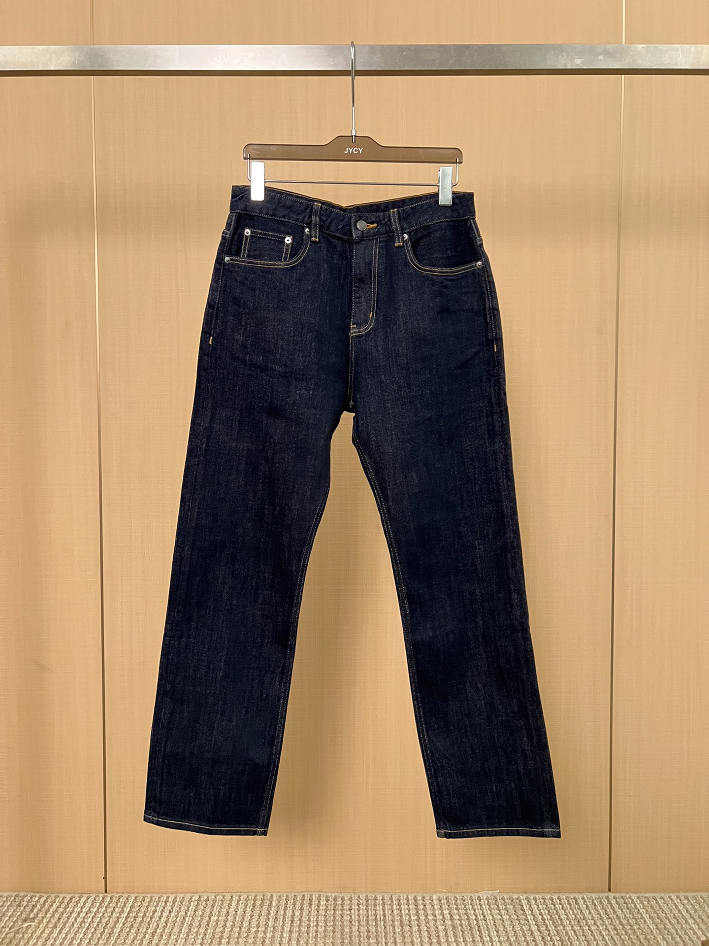 NO:573199,Loose and straight!  BV autumn washed light blue men's jeans!  If you are a good product and have requirements for quality control details, I strongly recommend you to buy this model. The latest model in 25 years. This pair of jeans is made of 99% cotton. The fabric feels solid and skinny, soft and skin-friendly, slightly elastic, and has no sense of restraint on the upper body. It has a five-pocket straight-leg trousers, and the elegant washed blue color goes well with T-shirts. There is nothing to say about the shape of the trousers, which is great~ Simple and pure basic style, invisible zipper closure, and embossed pockets.  Neatly cut, straight-leg pants look handsome and elegant!  Color washed blue Size: 29-38,,bottega veneta,jeans,tees,t-shirt,alexander wang19860909宽松直筒！BV秋季水洗浅蓝男士牛仔裤！牛货对品控细节有要求的,强烈推荐入手此款 25年最新款, 这款牛仔裤采用99棉质制作 面料手感扎实有骨感,柔软亲肤,微弹力,上身无束缚感,五口袋的直筒裤型,水洗蓝素雅色调很好搭配T恤单品 裤形没有什么好说的,超级赞~ 简单纯粹的基础款,隐形拉链开合,口袋饰有压花搭配 利落裁剪,直筒裤型穿出帅气优雅！ 颜色水洗蓝 尺码:29-38,,bottega veneta,jeans,tees，t-shirt,alexander wang,Men's clothing