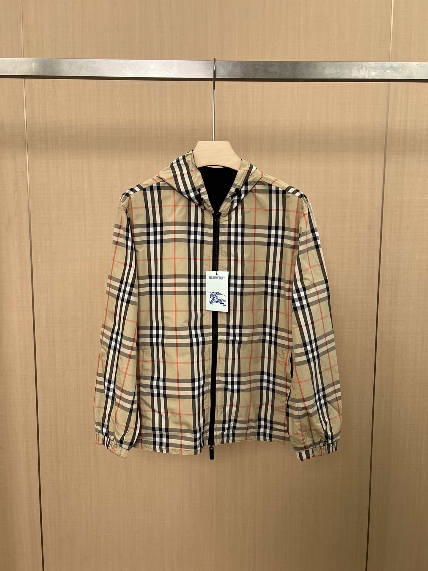 NO:519394,B Family 25 new men's double-sided two-wear plaid equestrian casual jacket, lightweight twill jacket, paired with drawstring hood, double-sided two-wear style, one side decorates Burberry plaid, and the other side is a solid color design embellished with the equestrian knight logo, from Burberry classic series, interprets the essential styles of the wardrobe in a distinct brand style. Two-way zipper opening and closing, drawstring hood and hem, zippered pockets on both sides, elastic cuffs, full quality; M-3XL, burberry, jackets & coats, jackets & coats, hats, alexander wang19860909B家 25新品男装双面两穿格纹马术休闲夹克外套,轻盈对位斜纹外套,搭配抽绳连帽,双面两穿款式,一面装饰 Burberry 格纹,另一面为点缀马术骑士徽标的纯色设计,来自 Burberry 经典之作系列,以鲜明品牌风格诠释衣橱必备款式.双向拉链开合,抽绳式连帽与衣摆,拉链两侧袋、弹性袖口、全品相；M-3XL,,burberry,jackets & coats,jackets & coats,hats,alexander wang,Men's clothing