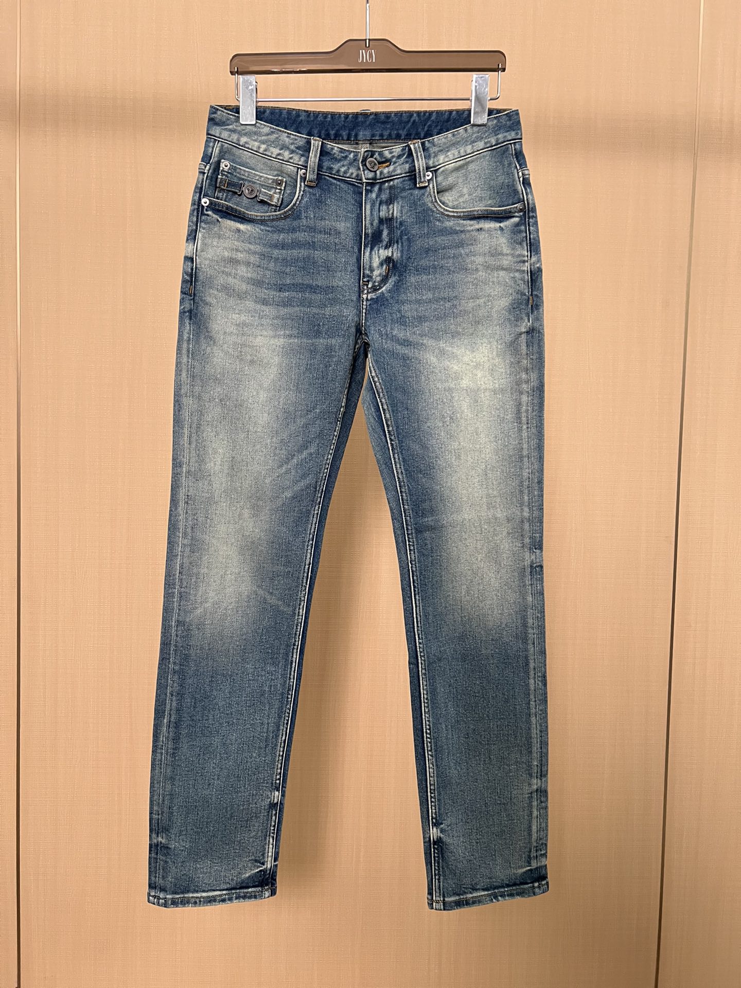 NO:646753,Vers&ace men's autumn and winter washed jeans, high-end luxury ready-to-wear series, platinum level, a pair of jeans dominated by fabrics and craftsmanship, classic Narrow  Fit version, customer-supplied fabrics, excellent tactile experience, unique stiffness, first-class tailoring, extremely smooth and perfect lines, impeccable details, the latest LOGO embroidery elements, signature soul-like embellishments, very powerful flaunting and highlighting of identity, strong overall sense of quality, extremely high compatibility space, perfect combination of business and fashion, must-have pants!  Sizes 29-38 (35 available),,versace,jeans,alexander wang19860909Vers&ace 人头秋冬季男士水洗牛仔裤 高端奢侈成衣系列,白金级品相,以面料和工艺为主导的一款牛仔裤,经典Narrow Fit版型,客供面料,触感体验极佳,挺刮度自成,剪裁一流,线条感极致流畅完美,细节无可挑剔,最新标志LOGO刺绣元素,招牌灵魂式的点缀,很有力的标榜和彰显了身份,整体品质感极强,兼容空间极高,商务与时尚完美兼备,必入的裤装！尺码29-38（有35）,,versace,jeans,alexander wang,Men's clothing