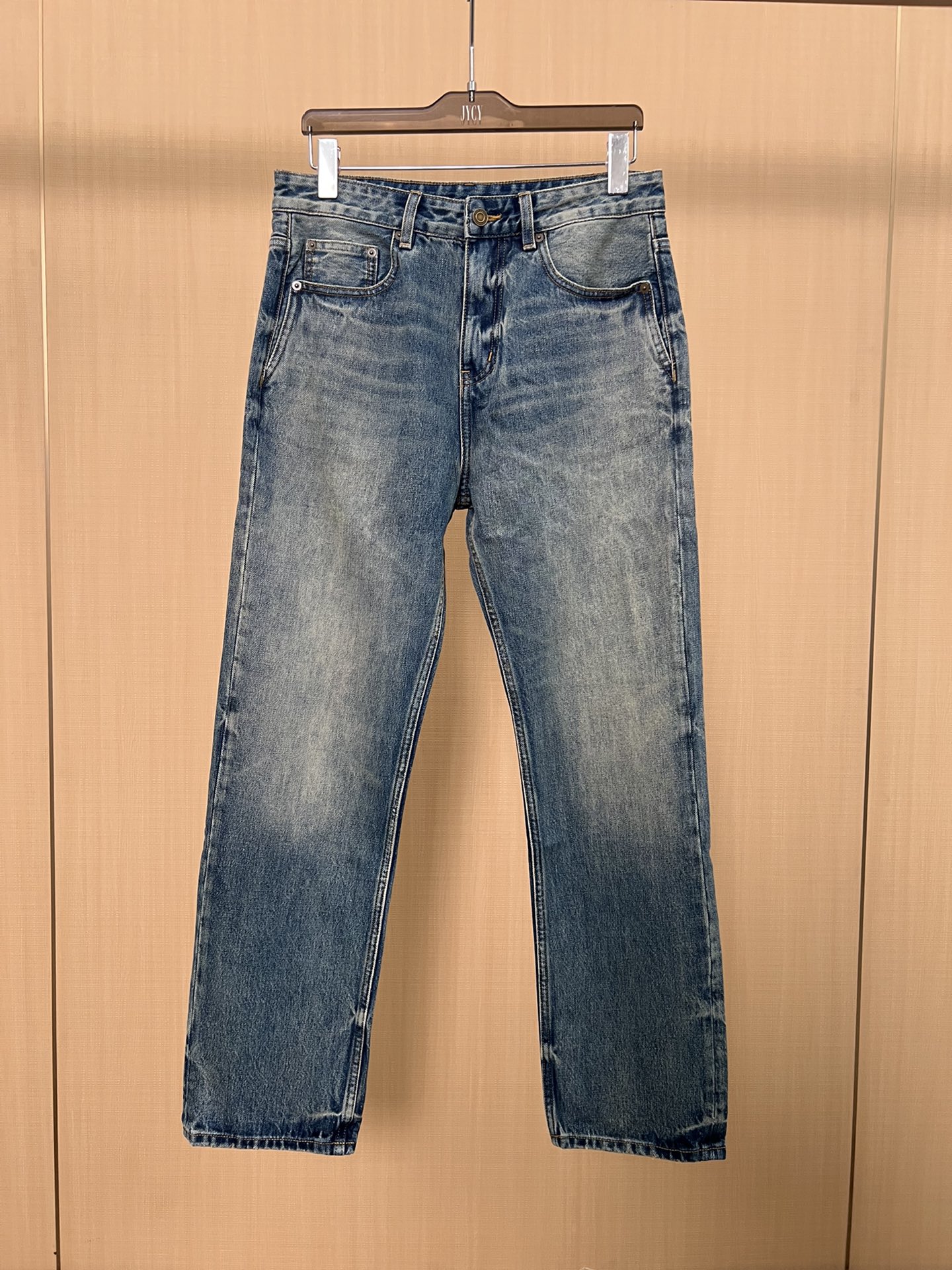 NO:573208,Loose and straight!  Saint Laurent Fall Wash Men's Jeans!  If you are a cowboy who has requirements for quality control details, I strongly recommend you to buy this model. The latest model in 25 years. This pair of jeans is made of denim cotton. The fabric feels solid and skinny, soft and skin-friendly, slightly elastic, and has no sense of restraint on the upper body. It has a five-pocket straight-leg trousers, and the elegant washed blue color goes well with T-shirts. There is nothing to say about the shape of the trousers, which is great~ Simple and pure basic style, invisible zipper opening and closing, and embossed pockets.  Neatly cut, straight-leg pants look handsome and elegant!  Size:29-38,,saint laurent,jeans,tees,t-shirt,alexander wang19860909宽松直筒！圣罗兰秋季水洗男士牛仔裤！牛货对品控细节有要求的,强烈推荐入手此款 25年最新款, 这款牛仔裤采用牛仔棉制作 面料手感扎实有骨感,柔软亲肤,微弹力,上身无束缚感,五口袋的直筒裤型,水洗蓝素雅色调很好搭配T恤单品 裤形没有什么好说的,超级赞~ 简单纯粹的基础款,隐形拉链开合,口袋饰有压花搭配 利落裁剪,直筒裤型穿出帅气优雅！ 尺码:29-38,,saint laurent,jeans,tees，t-shirt,alexander wang,Men's clothing