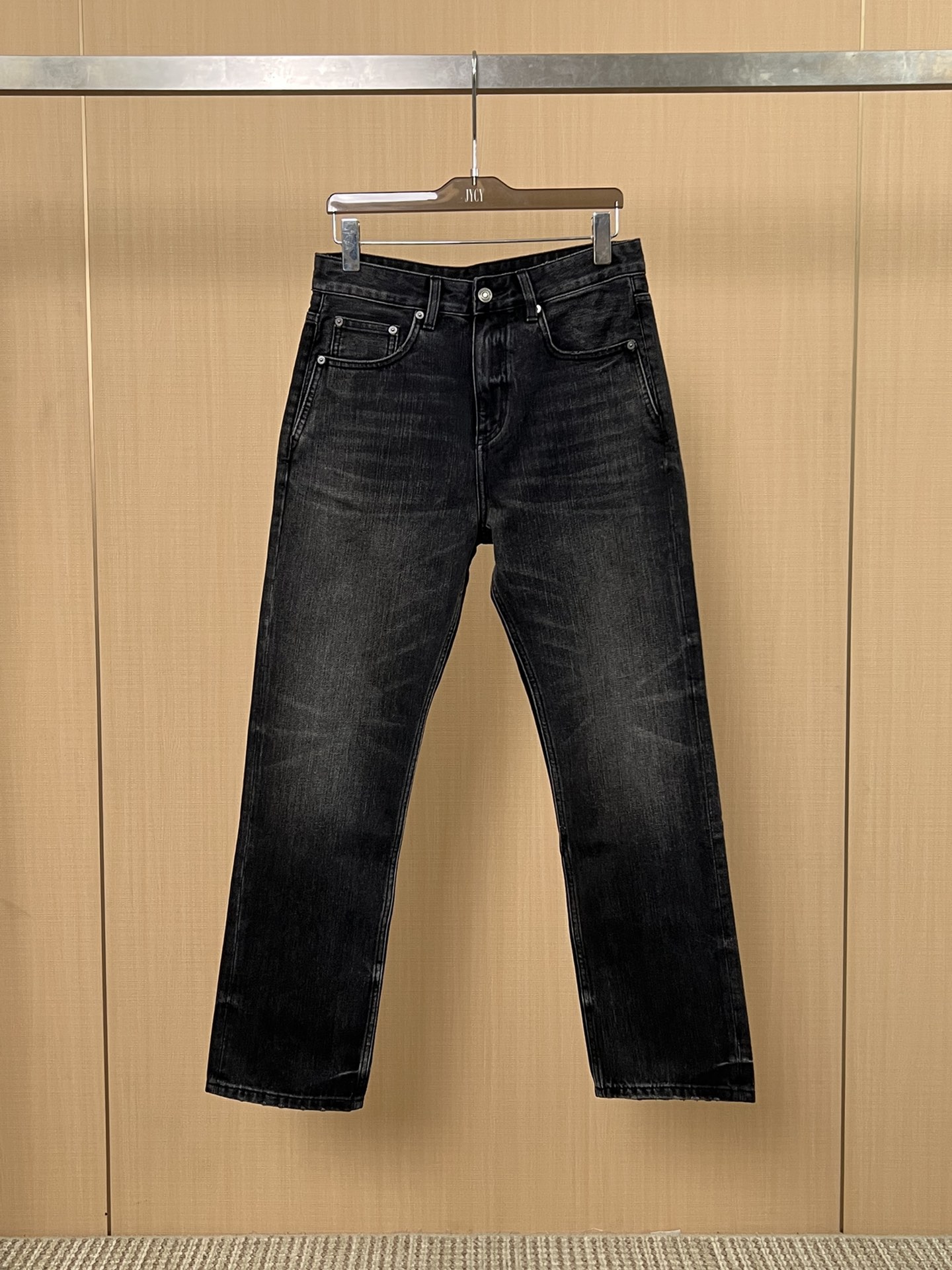 NO:573211,Loose and straight!  Saint Laurent Fall Wash Men's Jeans!  Niuhuo has requirements for quality control details, I highly recommend buying this model. The latest model in 25 years. This pair of jeans is made of denim cotton. The fabric feels solid and skinny, soft and skin-friendly, and has no sense of restraint on the upper body. It has a five-pocket straight-leg trousers, and the washed blue elegant color goes well with T-shirts. There is nothing to say about the shape of the trousers, it is great~ Simple and pure basic style, invisible zipper closure, pockets decorated with embossing and neatly cut, the straight-leg trousers look handsome and elegant!  Size:29-38,,saint laurent,jeans,tees,t-shirt,alexander wang19860909宽松直筒！圣罗兰秋季水洗男士牛仔裤！牛货对品控细节有要求的,强烈推荐入手此款 25年最新款, 这款牛仔裤采用牛仔棉制作 面料手感扎实有骨感,柔软亲肤,上身无束缚感,五口袋的直筒裤型,水洗蓝素雅色调很好搭配T恤单品 裤形没有什么好说的,超级赞~ 简单纯粹的基础款,隐形拉链开合,口袋饰有压花搭配 利落裁剪,直筒裤型穿出帅气优雅！ 尺码:29-38,,saint laurent,jeans,tees，t-shirt,alexander wang,Men's clothing