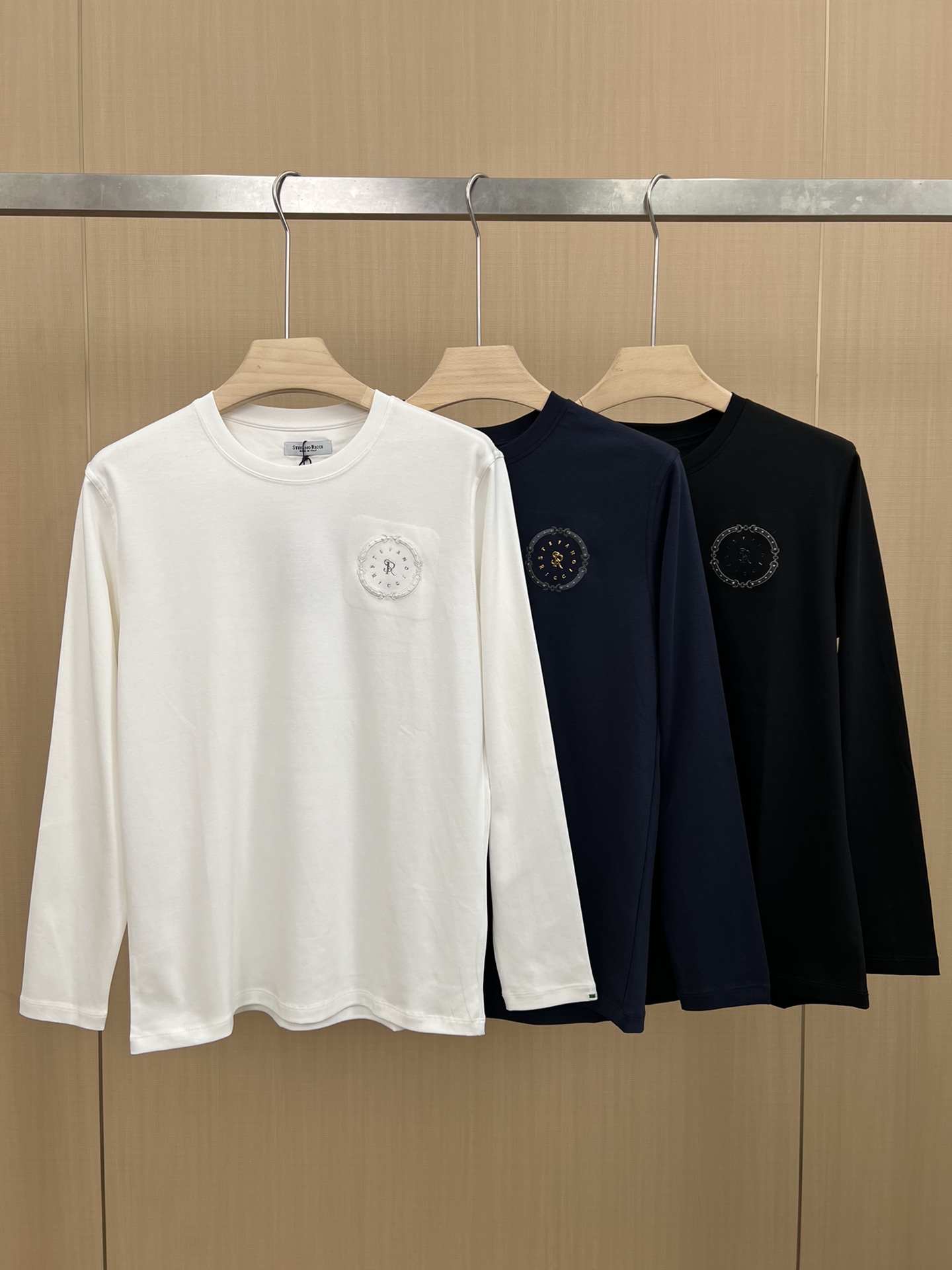 NO:520240,Stephen's classic autumn brand letter embroidery logo round neck long-sleeved T-shirt base shirt, the brand's classic logo embroidery design is simple and easy to match, the embroidery decorates the chest, which is the recognition of this finishing touch, which adds a trendy look. Customized 60 pieces of 260 grams of liquid ammonia double-sided cloth; ingredient 47 cotton + 47 lambing modal + 6 spandex is soft and skin-friendly, with elastic draping, and good anti-pilling effect!  Black Blue White M~XXXL,,tees,t-shirt,alexander wang19860909史蒂芬秋季经典品牌字母刺绣logo圆领长袖T恤打底衫,品牌经典logo刺绣设计简洁易于搭配,刺绣装饰胸前正是这画龙点睛的辨识度令这款T恤正式高档之余增添潮流感,定制60支 260克液氨双面布；成分47棉+47兰精莫代尔 +6氨纶 柔软亲肤、悬垂有弹性,抗起球效果好！黑色 蓝色 白色M～XXXL,,tees，t-shirt,alexander wang,Men's clothing