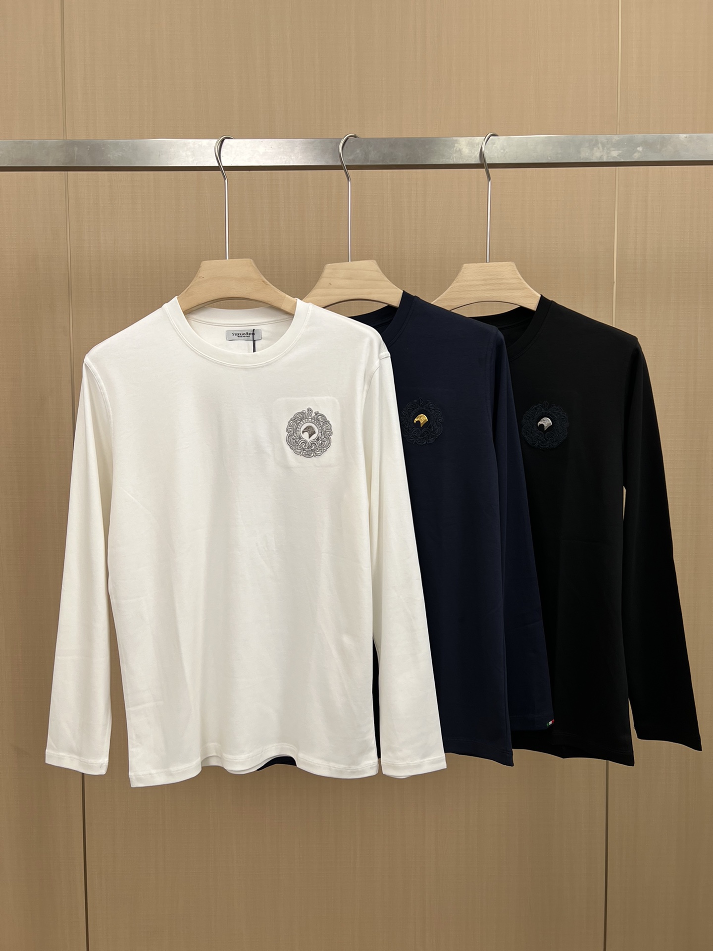 NO:520243,Stephen's classic autumn brand letter embroidery logo round neck long-sleeved T-shirt base shirt, the brand's classic logo embroidery design is simple and easy to match, the embroidery decorates the chest, which is the recognition of this finishing touch, which adds a trendy look. Customized 60 pieces of 260 grams of liquid ammonia double-sided cloth; ingredient 47 cotton + 47 lambing modal + 6 spandex is soft and skin-friendly, with elastic draping, and good anti-pilling effect!  Black White M~XXXL,,tees,t-shirt,alexander wang19860909史蒂芬秋季经典品牌字母刺绣logo圆领长袖T恤打底衫,品牌经典logo刺绣设计简洁易于搭配,刺绣装饰胸前正是这画龙点睛的辨识度令这款T恤正式高档之余增添潮流感,定制60支 260克液氨双面布；成分47棉+47兰精莫代尔 +6氨纶 柔软亲肤、悬垂有弹性,抗起球效果好！黑色 白色M～XXXL,,tees，t-shirt,alexander wang,Men's clothing