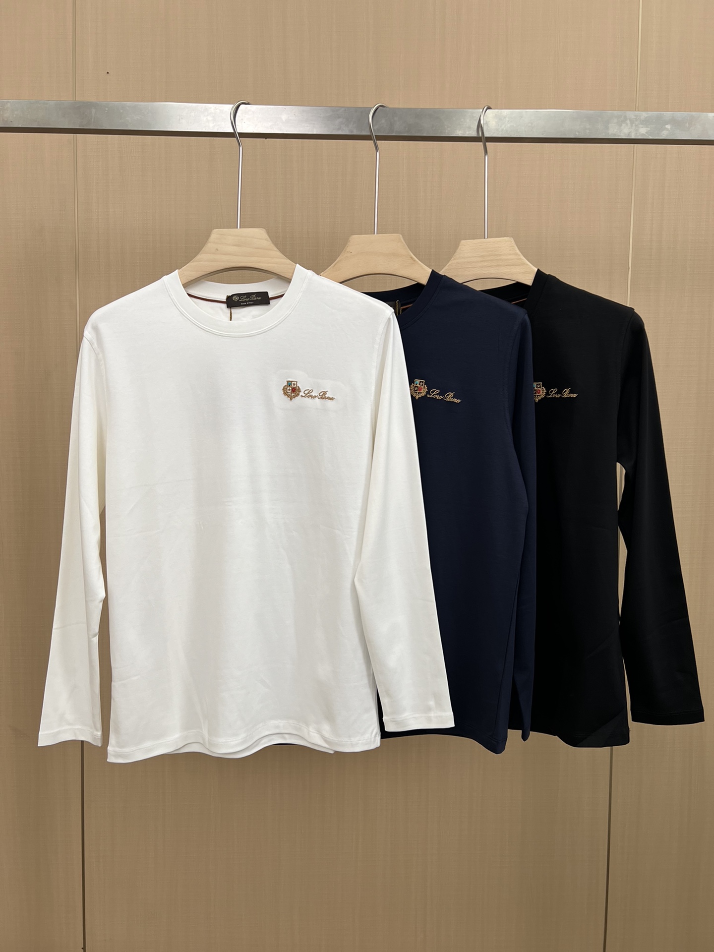 NO:520246,LP autumn classic brand letter embroidery logo round neck long-sleeved T-shirt base shirt, the brand classic logo embroidery design is simple and easy to match, the embroidery decorates the chest, which is the recognition of this finishing touch, which adds a trendy look. Customized 60 pieces of liquid ammonia double-sided cloth with 260 grams of liquid ammonia; ingredient 47 cotton + 47 lambing modal + 6 spandex is soft and skin-friendly, with elastic draping, and good anti-pilling effect!  Blue Black White M~XXXL, loro piana,tees, t-shirt,alexander wang19860909LP秋季经典品牌字母刺绣logo圆领长袖T恤打底衫,品牌经典logo刺绣设计简洁易于搭配,刺绣装饰胸前正是这画龙点睛的辨识度令这款T恤正式高档之余增添潮流感,定制60支 260克液氨双面布；成分47棉+47兰精莫代尔 +6氨纶 柔软亲肤、悬垂有弹性,抗起球效果好！蓝色 黑色 白色M～XXXL,,loro piana,tees，t-shirt,alexander wang,Men's clothing