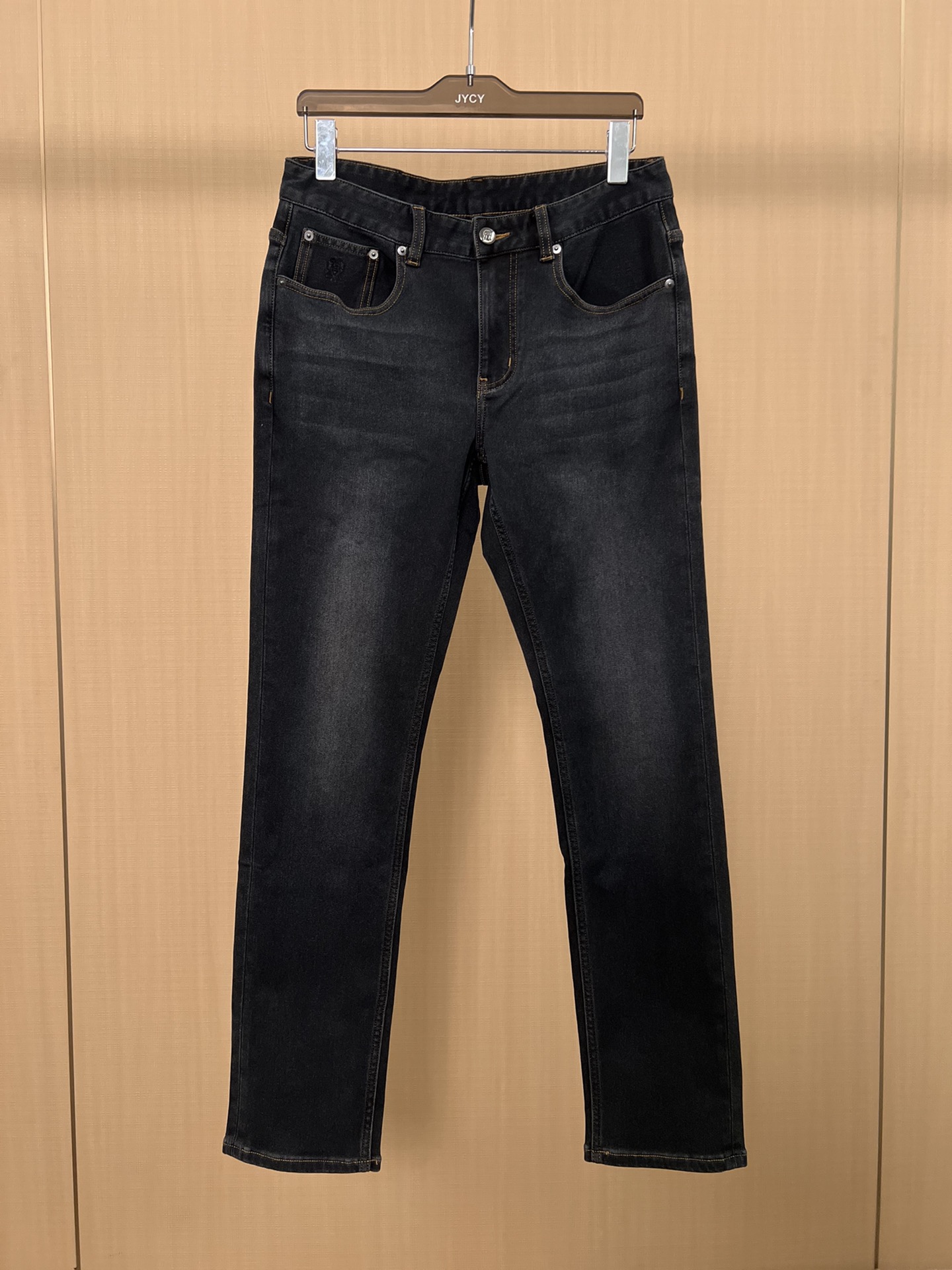 NO:520216,BC autumn men's high elastic retro color jeans, this series is sold with magic. 32 cotton 32 recycled cellulose 34.5 polyester (ultrafine denim arctic velvet) 1.5 spandex Arctic velvet has a soft and fluffy texture. It effectively locks body temperature. Warm, breathability and lightness are all very good. Ultrafine denim is a fine fiber, which has a fluffy and soft touch than ordinary fibers. It is soft, light, breathable, and moisture-absorbing and sweating black and gray tones. The texture of the denim, the small straight tube with basic adjustment, can be matched with high size, size 29-38, jeans, alexander wang19860909BC秋季男士高弹复古色系牛仔裤,这个系列出款,自带魔力的款款爆卖.32棉 32再生纤维素 34.5聚酯（超细旦北极绒）1.5氨纶 北极绒具有柔软、蓬松的质感. 有效锁住体温 .保暖性,透气性,轻便性都很好 超细旦是一种细纤维,比一般纤维更具蓬松、柔软的触感, 柔软性,轻薄,透气性,吸湿排汗黑灰色调的软质牛仔,牛仔的质地,基础调的小直筒,可搭配度高,尺码29-38,,jeans,alexander wang,Men's clothing