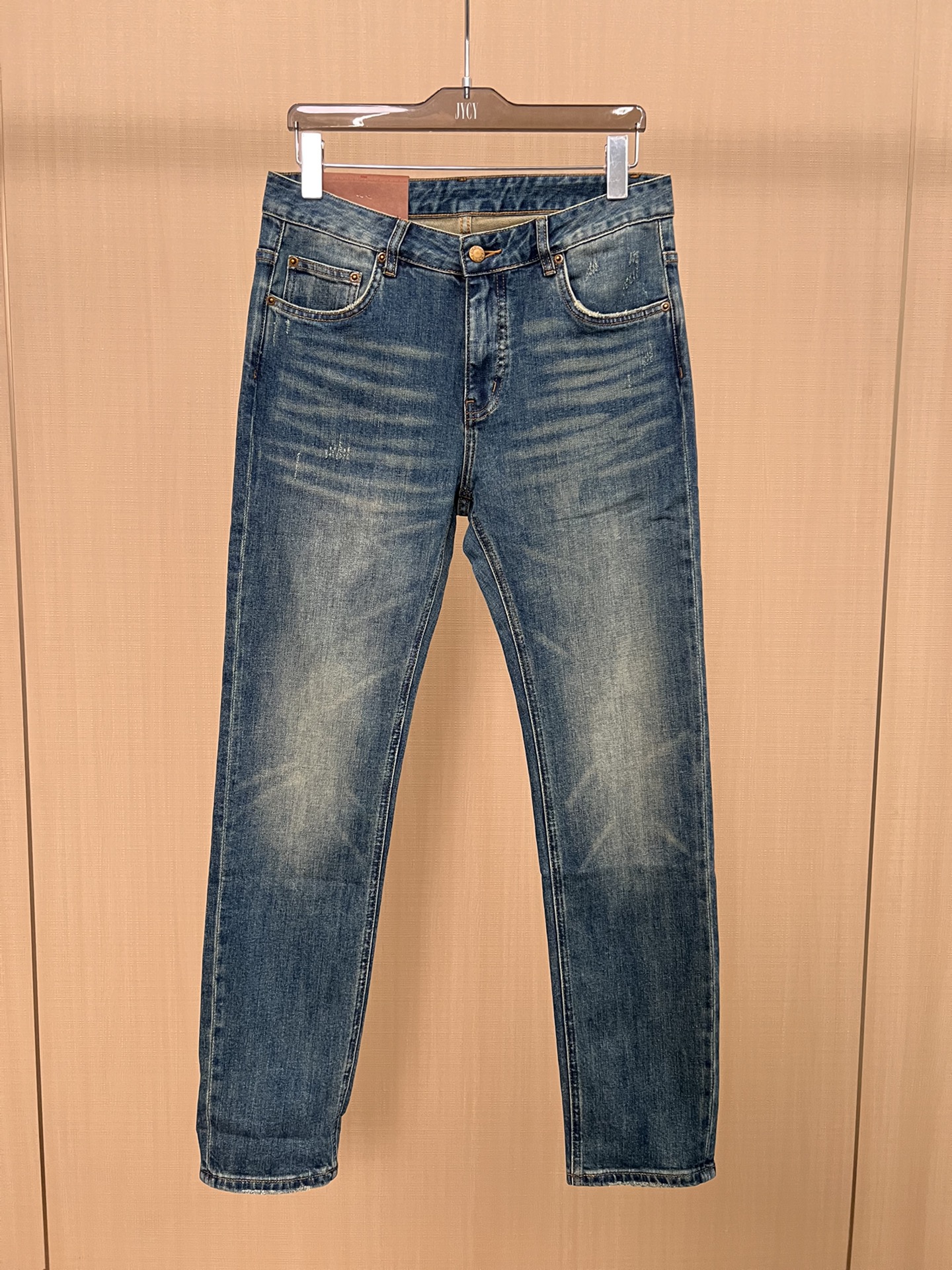 NO:520231,PRAD ss25G home counter limited edition ancient gold triangle logo autumn and winter jeans soft and skin-friendly fabric luxury top layer cowhide waist brand classic blue washing counter limited edition luxury custom fabric craft + washing foreign trade quality details are fully processed, single color versatile big cow flavor, elastic slim small straight pants size. 29-38 with 35 and 37 sizes, prada, prada, gucci, jeans, cowhide, alexander wang19860909PRAD普拉哒ss25G家专柜限量古金系三角标 秋冬牛仔裤 柔软亲肤面料 奢华头层牛皮腰牌 经典蓝洗水 专柜限量款 奢华感订制面料 工艺+洗水外贸 品质感细节处理满满到位 爆单款色系百搭大牛味 弹力修身小直筒裤型 尺码.29-38有35无37码,,prada,prada,gucci,jeans,cowhide,alexander wang,Men's clothing