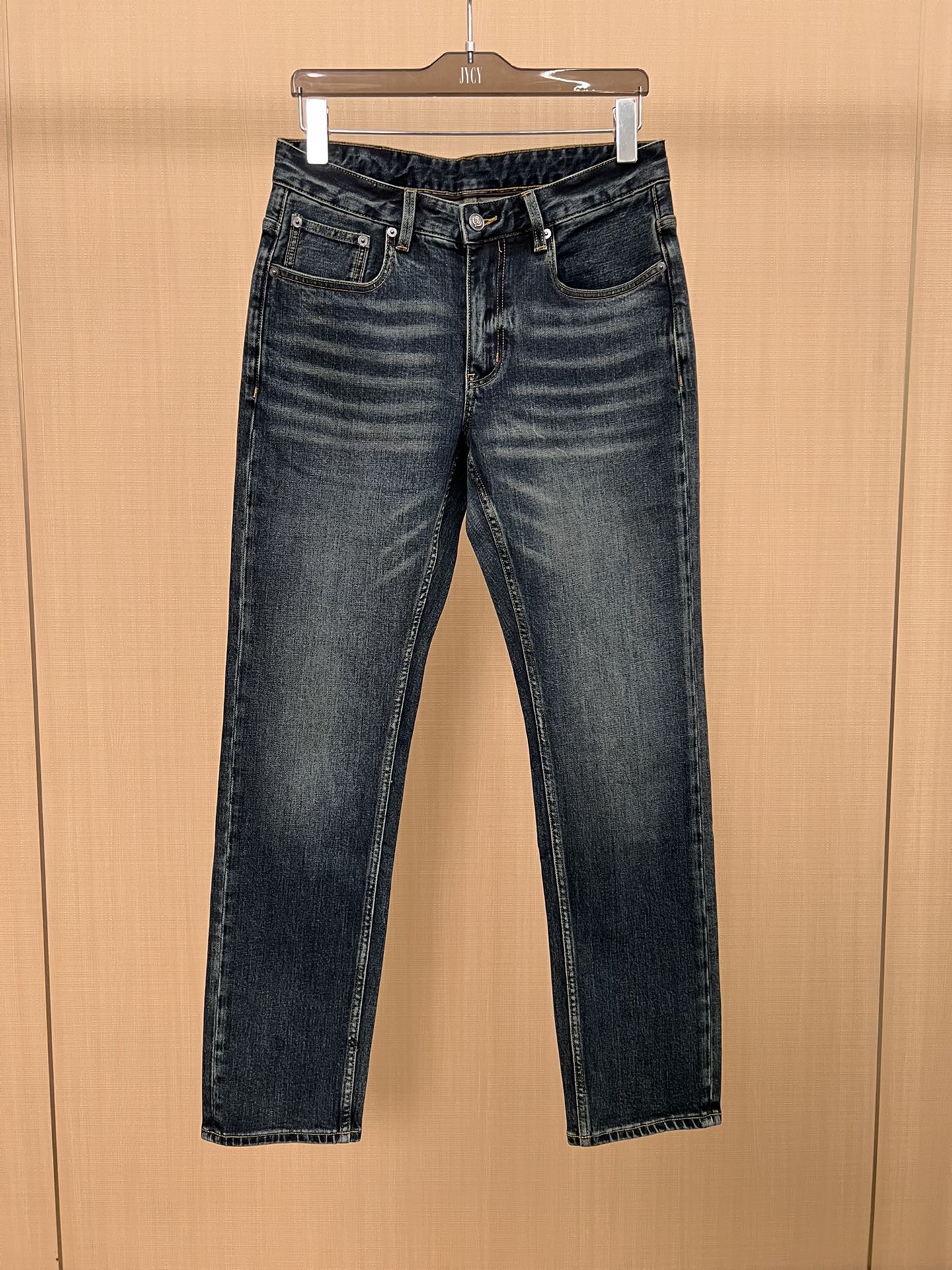 NO:520234,New 25th autumn and winter style!  LP men's jeans!  Simple style, slim-fitting and slim-fitting men's trendy and fashionable casual, slightly stretchy slim-fitting jeans, professional sand-washing design, exquisite and perfect workmanship, soft fabric washing and soft color!  Micro-stretch jeans. Refined embroidered logo in the back pocket!  Any combination is beautiful, the ultimate charm of low luxury is irreplaceable, natural but not abrupt, elegant but not vulgar. It gives people a charming unique temperament that is irresistible!  The fabric is soft and has denim fabric. The beautiful washing process is just right, the craftsmanship is very prominent, the fabric is soft and elastic, the turning work is neatly arranged, and the perfect details are produced. It has a casual and relaxing feeling, fashionable and casual style. The upper body effect is thin, not heavy or tight, and it shows the confident temperament; it conforms to the outfit and aesthetics of fashionable men. The whole pants are naturally stone-milled, light fermented and washed, and the combination of small straight feet cut style. Japanese indigo dyed denim fabric woven with a traditional reciprocating shuttle loom. It is hard and has a flexible touch, and it is first-class to wear. The overall workmanship is also very detailed. All the details show the perfect quality pants. The classic logo of the pants symbolizes the highest quality of the brand. Owning original hardware accessories is another fashion start!  29-38, loro piana, jeans, alexander wang1986090925年秋冬新款！LP男士牛仔裤！简洁风格,裤型修身显瘦,男款潮流时尚休闲微弹力修身水洗牛仔裤,专业砂洗设计,做工细节精致完美,面料水洗柔软.颜色纯正！微弹力牛仔裤.后袋精致刺绣Logo标识！任意搭配都好看,低奢的极致魅力无可替代,自然而不突兀,高雅而不粗俗.给人以魅惑的独特气质,令人无法抗拒！面料柔软具有牛仔面料.漂亮的水洗工艺,恰到好处的纯粹,工艺非常突出,面料柔软富有弹性,车工走线整齐,完美细节出品.具备牛仔裤随性感,亦有轻松感,时尚感,随意百搭款,上身效果轻薄不厚重不紧绷极佳,彰显自信气质；符合时髦男士的穿搭和审美～整条裤子自然石磨,轻酵洗水,合体小直脚裁剪版型, 用传统往复式梭织机织成的日本靛染丹宁布料,硬挺中带着柔韧的触感,穿起来舒适度一流,整体的做工也非常细致,所有细微处尽情展现完美品质裤子的经典Logo象征了品牌至高的品质,原厂五金配件 拥有,便是另一种时尚的开始 ！ 29-38,,loro piana,jeans,alexander wang,Men's clothing