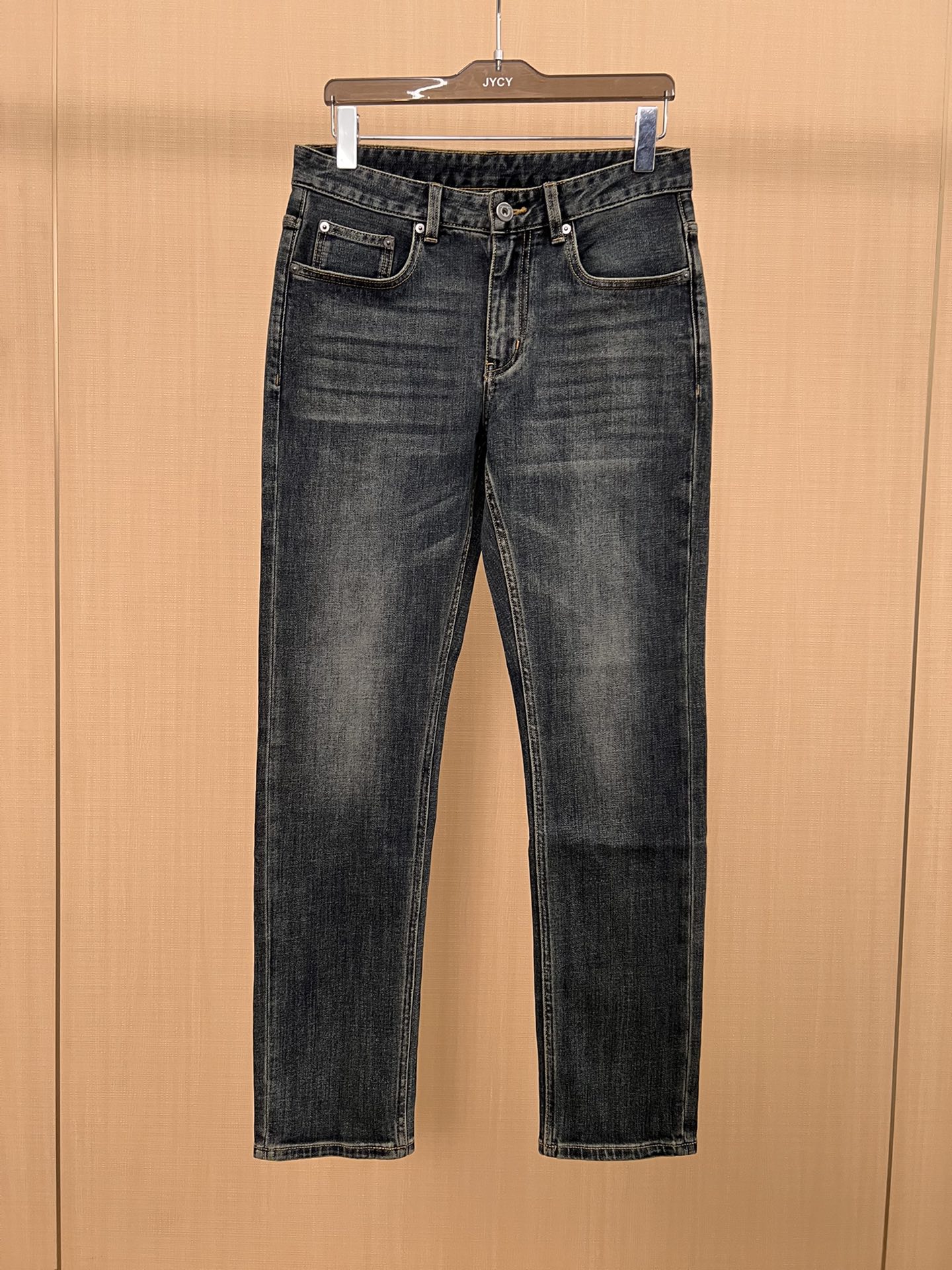 NO:520237,Ferragamo autumn denim, this retro jeans color has a great washing effect, fashionable and stylish, the fabric is completely cotton, the trousers are made in fine lines, and the hardware is also selected with high-level hardware. The cool men in magazines wear casual T-shirts and casual shoes, and are full of vitality and fashionable style!  Size 29-38 None 37, ferragamo, jeans, tees, t-shirt, alexander wang19860909菲拉格慕秋季牛仔,这款复古牛仔裤色系 水洗效果非常的棒 时尚而有型 面料是全棉的 裤子的车线都是精细做以及五金的选材上也都是精选高等级五金 喜爱杂志中酷酷的男人 穿着休闲T恤 配以休闲鞋 一身活力四射的时尚范！尺码29-38无37,,ferragamo,jeans,tees，t-shirt,alexander wang,Men's clothing