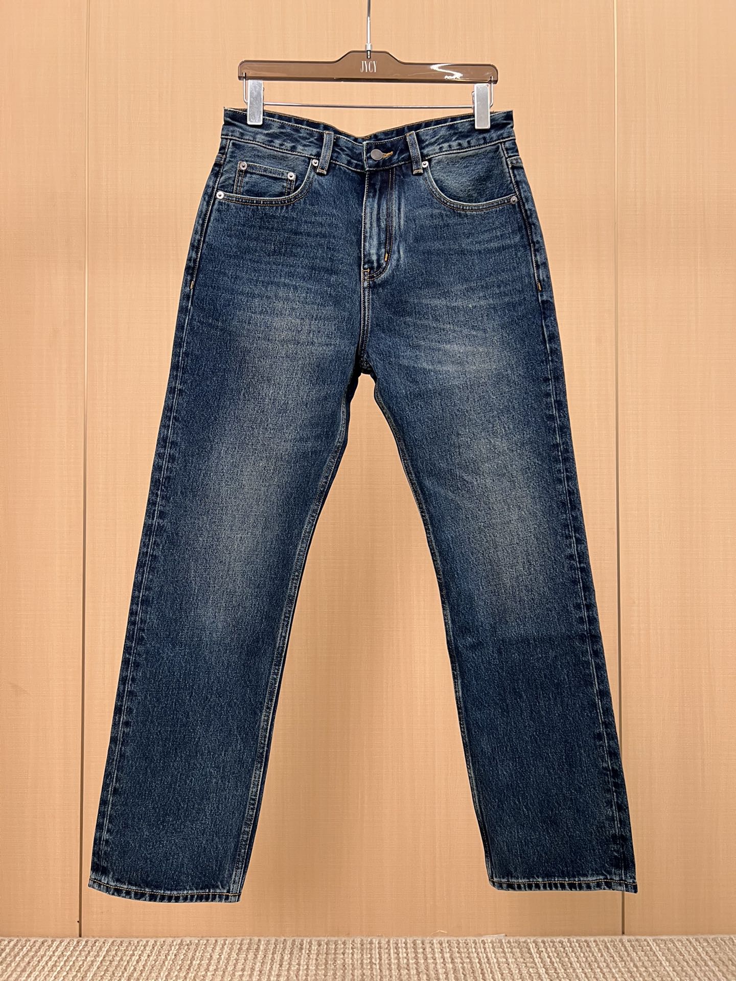 NO:573225,Loose and straight!  BV washed light blue men's jeans!  If you are a cowboy who has requirements for quality control details, I strongly recommend you to buy this model. The latest model in 25 years. This pair of jeans is made of 99% denim cotton. The fabric feels solid and skinny, soft and skin-friendly, slightly elastic, and has no sense of restraint on the upper body. It has a five-pocket straight-leg trousers, and the elegant washed blue color goes well with T-shirts. There is nothing to say about the shape of the trousers, which is great~ Simple and pure basic style, invisible zipper opening and closing, and embossed pockets.  Neatly cut, straight-leg pants look handsome and elegant!  Color washed blue Size: 29-38,,bottega veneta,jeans,tees,t-shirt,alexander wang19860909宽松直筒！BV水洗浅蓝男士牛仔裤！牛货对品控细节有要求的,强烈推荐入手此款 25年最新款, 这款牛仔裤采用99牛仔棉 面料手感扎实有骨感,柔软亲肤,微弹力,上身无束缚感,五口袋的直筒裤型,水洗蓝素雅色调很好搭配T恤单品 裤形没有什么好说的,超级赞~ 简单纯粹的基础款,隐形拉链开合,口袋饰有压花搭配 利落裁剪,直筒裤型穿出帅气优雅！ 颜色水洗蓝 尺码:29-38,,bottega veneta,jeans,tees，t-shirt,alexander wang,Men's clothing