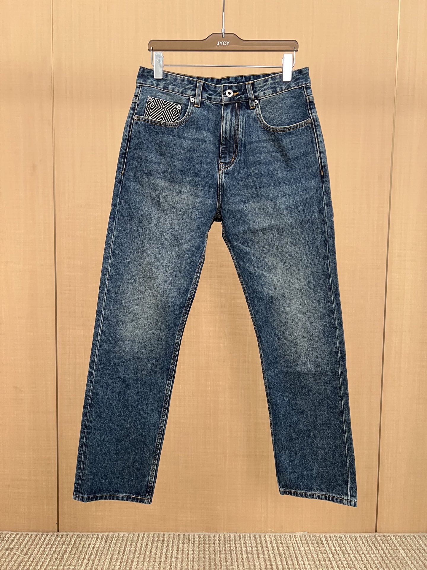 NO:627403,Loose and straight!  Valentino Fall Wash Men's Jeans!  Niuhuo has requirements for quality control details, and it is highly recommended to buy this model. The latest model in 25 years, this pair of jeans is made of denim cotton. The fabric feels solid and skeletal, and the upper body is not restrictive. It has a five-pocket straight-leg trousers, and the dark blue elegant color goes well with T-shirts. There is nothing to say about the shape of the trousers, it is super nice ~ Simple and pure basic style, invisible zipper opening and closing, pockets decorated with embroidery and neatly cut, the straight-leg trousers look handsome and elegant!  Size:29-36,,valentino,jeans,tees,t-shirt,alexander wang19860909宽松直筒！华伦天奴秋季水洗男士牛仔裤！牛货对品控细节有要求的,强烈推荐入手此款 25年最新款, 这款牛仔裤采用牛仔棉制作 面料手感扎实有骨感,上身无束缚感,五口袋的直筒裤型,深蓝素雅色调很好搭配T恤单品 裤形没有什么好说的,超级赞~ 简单纯粹的基础款,隐形拉链开合,口袋饰有刺绣搭配 利落裁剪,直筒裤型穿出帅气优雅！ 尺码:29-36,,valentino,jeans,tees，t-shirt,alexander wang,Men's clothing