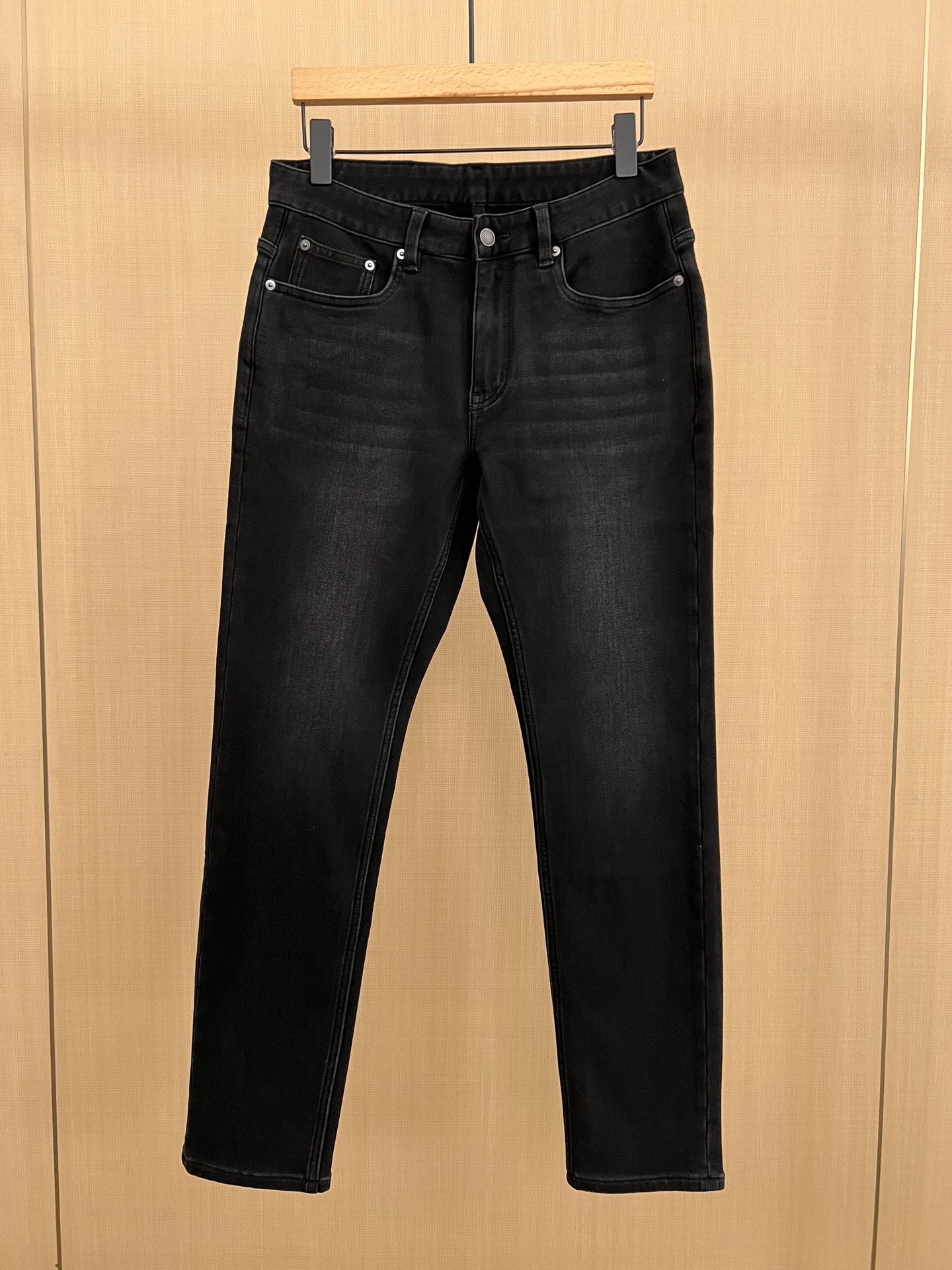 NO:569703,BV super stretchy black and gray jeans!  The fabric is made of cotton 55.6, regenerated cellulose fiber (viscose) 17.4 polyester fiber 24.5 ammonia 2.5 1. Good hygroscopicity and air permeability, viscose fabric has good hygroscopicity and air permeability, can stay dry and odor-free, and is called 'breathing fabric'. 2. Good dyeing performance, viscose fabric has good dyeing performance, bright color after dyeing, good color fastness, and not easy to fade.  3. It is not easy to generate static electricity. Viscose fabric is not easy to generate static electricity, does not produce the feeling of sticking to the body, and feels soft. 4. Environmentally friendly, viscose fiber is an environmentally friendly fabric and is a type of man-made fiber.   It is carefully designed for all kinds of people who travel on a daily basis. It has been judged by professional evaluation institutions to be more anti-wrinkle than traditional jeans. It is built with the concept of being lightweight, easy to care for, and easy to carry. The upper body is more comfortable and skin-friendly, 29-38,,bottega veneta,jeans,alexander wang19860909BV超弹无限弹黑灰牛仔裤！面料采用棉55.6 再生纤维素纤维（粘纤）17.4聚酯纤维 24.5 氨2.5 1.吸湿性和透气性较好,粘胶面料具有良好的吸湿性和透气性,可以保持干燥无异味,被称为“会呼吸的面料”. 2.染色性能好,粘胶面料具有良好的染色性能,染色后色泽鲜艳,色牢度好,并且不易褪色. 3.不易起静电,粘胶面料不易起静电,不会产生粘着身体上的感觉,手感柔软. 4.环保,粘胶纤维是环保面料,属于人造纤维的一种. 针对各种日常出差旅行的人群所精心设计,经过专业测评机构鉴定比传统牛仔裤的抗皱性能更强,它是以轻便、易打理、易于携带的概念而打造,上身更加舒适亲肤,29-38,,bottega veneta,jeans,alexander wang,Men's clothing