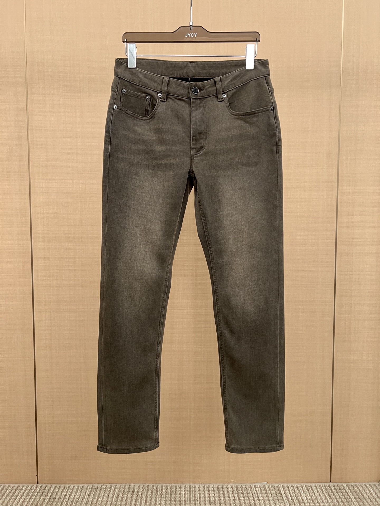 NO:648930,25-year-old ZZ family Xinjiang long-staple cotton atmosphere brown coffee-washed distressed small straight jeans. This pair of jeans has a simple and versatile style. You can’t go wrong with it no matter how you match it. The version is slim-fitting for small feet, and the upper body effect is really good. The elasticity and comfort are very comfortable!  They fit well but are not tight, and have no sense of restraint at all. They can also make you look taller and slimmer, and you can easily have long legs. Brown coffee jeans are a popular color in recent years. They are neither as classic as blue nor as dull as black, but give people a warm and fashionable feeling. This color of jeans is suitable for matching with light-colored tops to create a fashionable atmosphere. 29-38,,jeans,alexander wang1986090925年ZZ家新疆长绒棉氛围棕咖色水洗做旧小直筒牛仔裤这款牛仔裤它的款式简约又百搭,怎么搭都不会出错.版型是修身小脚的,上身效果真的很可以,弹力舒适度非常舒服！合身却不紧身,完全没有束缚感,还能显高显瘦,轻松拥有大长腿即视感. 棕咖色系棕咖牛仔裤是近年来比较流行的颜色,它既不像蓝色那么经典,也不像黑色那么沉闷,而是给人一种温暖、时尚的感觉.这一色牛仔裤适合与浅色系的上衣搭配,营造出一种时尚的氛围.29-38,,jeans,alexander wang,Men's clothing