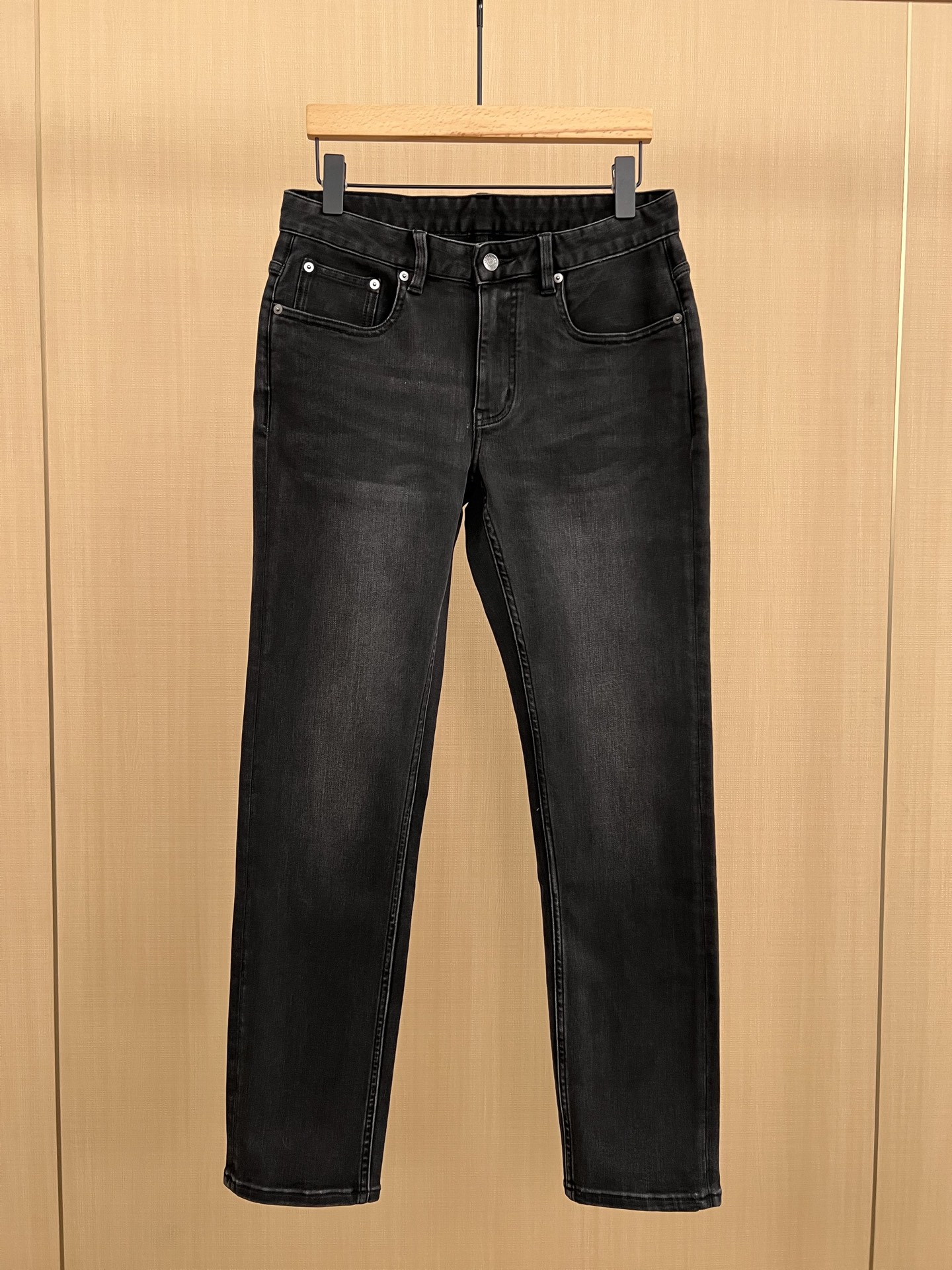 NO:648979,Dolce & Gabbana & 25th autumn and winter black and gray jeans. Soft skin-friendly fabric. The latest DG mark at the counter. Quality details are handled in full. I like the color. High-end gold leather brand logo. Stretchy slim straight pants. Size.29-38,,Dolce&Gabbana,jeans,alexander wang19860909杜嘉班那 & 25年秋冬黑灰色牛仔裤 柔软亲肤面料 专柜最新DG标 品质感细节处理满满到位 颜色超喜欢 高档金皮牌logo 弹力修身小直筒裤型 尺码.29-38,,Dolce&Gabbana,jeans,alexander wang,Men's clothing