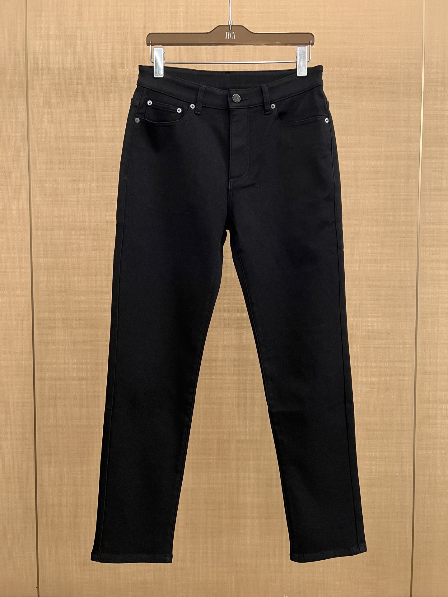 NO:609355,Z family's heavyweight five-bag style yarn-dyed lyocell elastic high-quality casual five-bag style, 25 show series!  The whole body has no gimmicks with complicated craftsmanship, and the look is very clean, except for the back pocket which is extremely eye-catching!  The method of laminating and dispensing glue enriches the details, enhances the overall sense of fashion and highlights the brand image!  The details are rich and the products are very light, luxurious and high-end, with unique craftsmanship. Appreciate the unique charm of craftsmanship!  The cut is perfect, and the butt-lifting and slimming effect is excellent!  Black mocha 29-38,,alexander wang19860909Z家重磅五袋款色织莱赛尔弹力高质感休闲五袋款,25秀场系列！通体无复杂工艺做噱头,视觉非常干净,唯独后兜极为抢眼！做了压胶滴胶得做法,丰富了细节,提升了整体的时尚感及凸显了品牌形象！细节元素各自丰富,细品非常轻奢且高级,匠心独具,领略其独特的工艺魅力！版型剪裁完美,提臀修身显瘦效果极佳！ 黑色 摩卡色 29-38,,alexander wang,Men's clothing