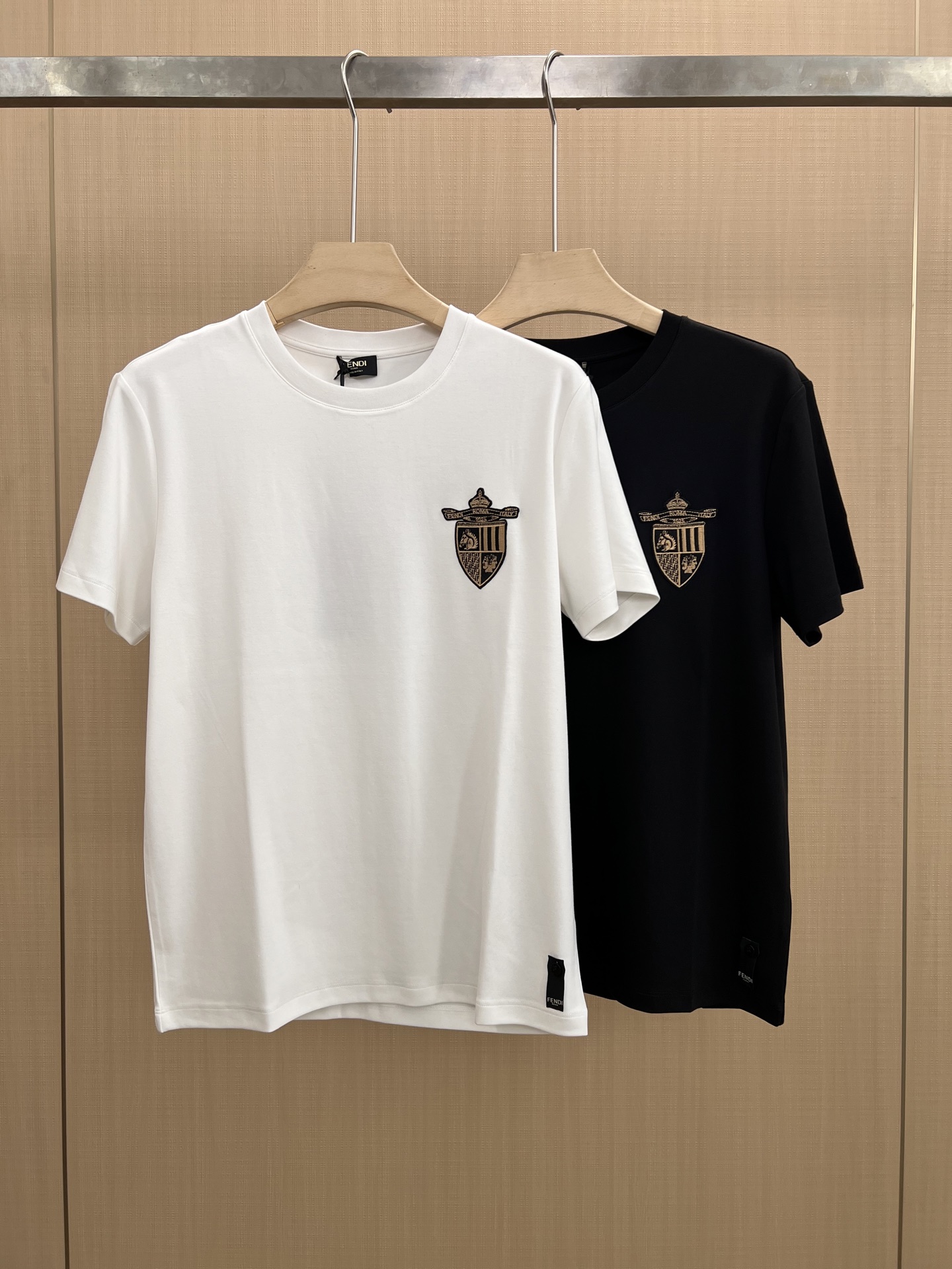 NO:548369,Fendi.25 autumn and winter new product Fendi Club shield embroidery badge thickened fabric short-sleeved T-shirt, front chest with new season elements embroidery badge embellishment renovated brand logo design, interpreting early autumn style brand logo, using 300 grams heavy lamb essence modal cotton fabric is delicate and skin-friendly, soft and smooth, moisture-absorbing and breathable, a basic classic style T-shirt suitable for both inner and outer wear; color black and white Size M~XXXL (S, 4XL, 5XL can be customized) PS same logo extension can be customized [Long-sleeved T-shirt] & [Round neck sweatshirt], fendi, hoodie, sweatshirts, T-shirt, tees, t-shirt, alexander wang19860909Fendi.25秋冬新品Fendi Club盾牌刺绣徽章加厚面料短袖T恤,正面胸前饰新季元素刺绣徽章点缀焕新品牌标识设计,演绎早秋风格品牌标识,采用300克重兰精莫代尔棉面料细腻亲肤、柔软顺滑、吸湿透气,一款内搭或外穿皆合适的基础经典样式T恤衫； 颜色黑色、白色 尺码M～XXXL（S、4XL、5XL可定制） PS同款logo延伸可定制【长袖T恤】&【圆领卫衣】,,fendi,hoodie,sweatshirts,T-shirt,tees，t-shirt,alexander wang,Men's clothing