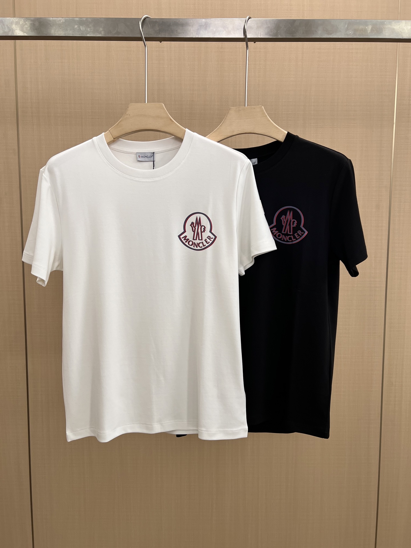 NO:548374,Moncler. The new 25-inch double-color printed logo thickened fabric short-sleeved T-shirt with the left sleeve embroidered with classic wool embroidered logo, interpreting the early autumn style brand logo. A basic classic style T-shirt that is suitable for both inner or outer wear. It uses 300 grams of heavy lancet modal cotton fabric with delicate skin-friendly, soft and smooth, moisture-absorbing and breathable. It is often called 'breathable fabric'. Color black and white Size M~XXXL (S, 4XL, 5XL can be customized) PS same logo extends to customize [Long-sleeved T-shirt] & [Round neck sweatshirt] without return or exchange!  , Moncler, hoodie, sweatshirts, T-shirt, tees, t-shirt, alexander wang19860909Moncler.蒙口 25秋冬新品重影拼色印花logo加厚面料短袖T恤,左袖饰有经典羊毛刺绣小标点缀,演绎早秋风格品牌标识,一款内搭或外穿皆合适的基础经典样式T恤衫,采用300克重兰精莫代尔棉面料细腻亲肤、柔软顺滑、吸湿透气、常被叫做“会呼吸的面料”. 颜色黑色、白色 尺码M～XXXL（S、4XL、5XL可定制） PS同款logo延伸可定制【长袖T恤】&【圆领卫衣】不退不换！,,Moncler,hoodie,sweatshirts,T-shirt,tees，t-shirt,alexander wang,Men's clothing