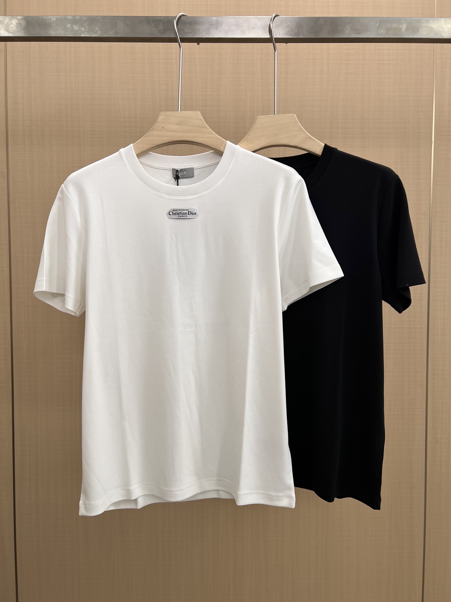 NO:548379,Dior 25 autumn and winter new product customized label logo thickened fabric short-sleeved T-shirt, the front collar is decorated with Christian Dior Paris logo label inspired by Dior high-order spirit to enhance the style, a basic classic style T-shirt suitable for both inner and outer wear, using 300g heavy lancet modal cotton fabric with delicate skin-friendly, soft and smooth, moisture-absorbing and breathable, often called 'breathable fabric'. Color black and white Size M~XXXL (S, 4XL, 5XL can be customized) PS same logo extension can be customized [Long-sleeved T-shirt] & [Round neck sweatshirt], dior, dior, hoodie, sweatshirts, T-shirt, tees, t-shirt, alexander wang19860909Dior.迪奥 25秋冬新品定制标签标识加厚面料短袖T恤,正面领口下饰以灵感源自 Dior 高订精神的 Christian Dior Paris 标志标签提升格调,一款内搭或外穿皆合适的基础经典样式T恤衫,采用300克重兰精莫代尔棉面料细腻亲肤、柔软顺滑、吸湿透气、常被叫做“会呼吸的面料” 颜色黑色、白色 尺码M～XXXL（S、4XL、5XL可定制） PS同款logo延伸可定制【长袖T恤】&【圆领卫衣】,,dior,dior,hoodie,sweatshirts,T-shirt,tees，t-shirt,alexander wang,Men's clothing