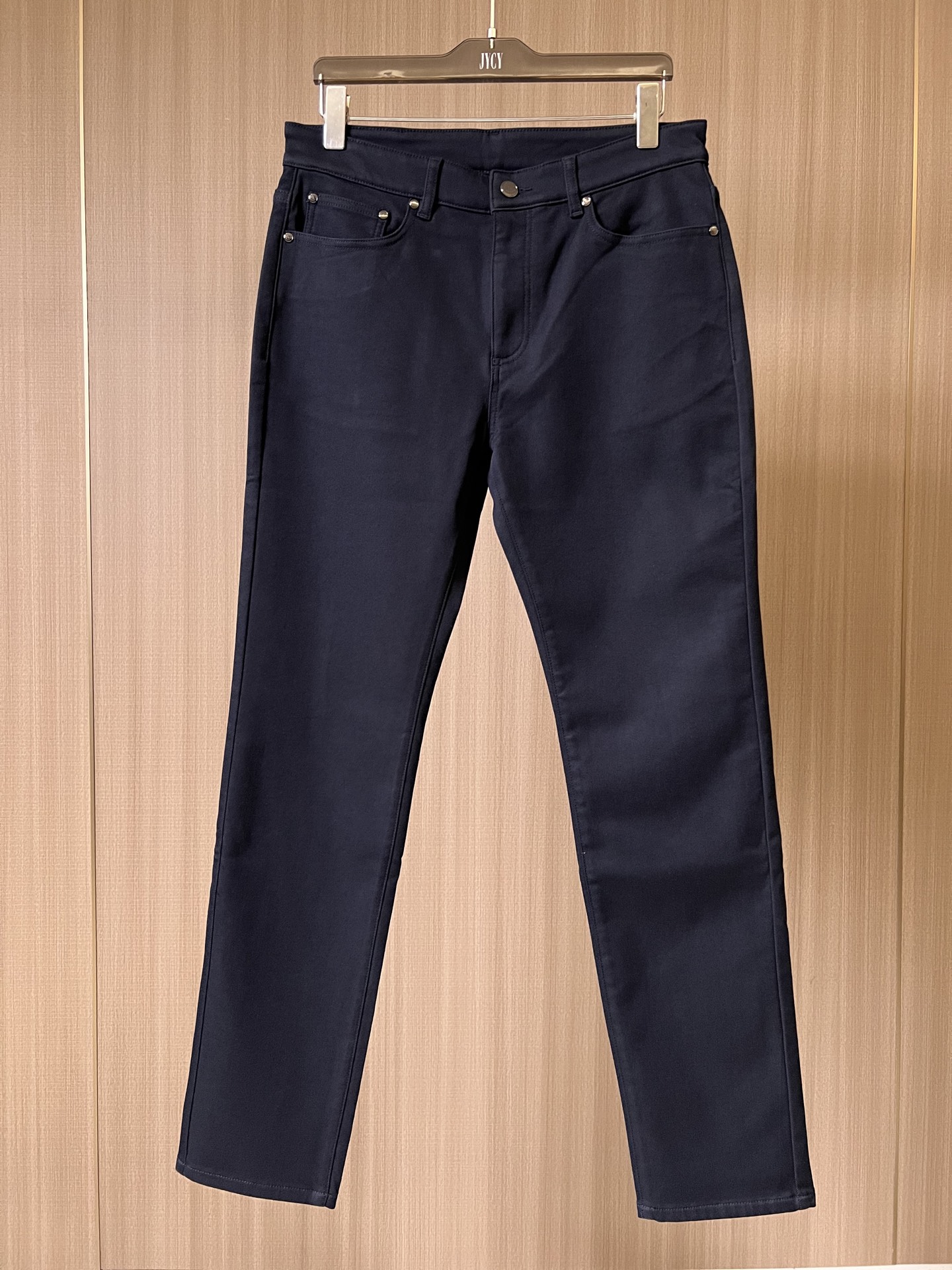 NO:548381,H Aima heavy five-bag style color woven acrylic black technology warm fabric elastic casual five-bag style, skin-friendly fabric!  Soft touch!  Storage of heat and keep warm!  25 Show Series!  The whole body is made of gimmicks without complex craftsmanship, the visual is very clean, enriching the details, enhancing the overall sense of fashion and highlighting the brand image!  The details are rich, and the details are very light and luxurious and high-end, with unique craftsmanship and appreciation of its unique craftsmanship!  The style is perfectly tailored, and the hip lifting is excellent in slimming and slimming!  Nakao 29-38, hermes,alexander wang19860909H爱马重磅五袋款色织腈纶黑科技保暖面料弹力休闲五袋款,亲肤面料！触感柔软！蓄热保暖！25秀场系列！通体无复杂工艺做噱头,视觉非常干净,丰富了细节,提升了整体的时尚感及凸显了品牌形象！细节元素各自丰富,细品非常轻奢且高级,匠心独具,领略其独特的工艺魅力！版型剪裁完美,提臀修身显瘦效果极佳！ 藏青 29-38,,hermes,alexander wang,Men's clothing