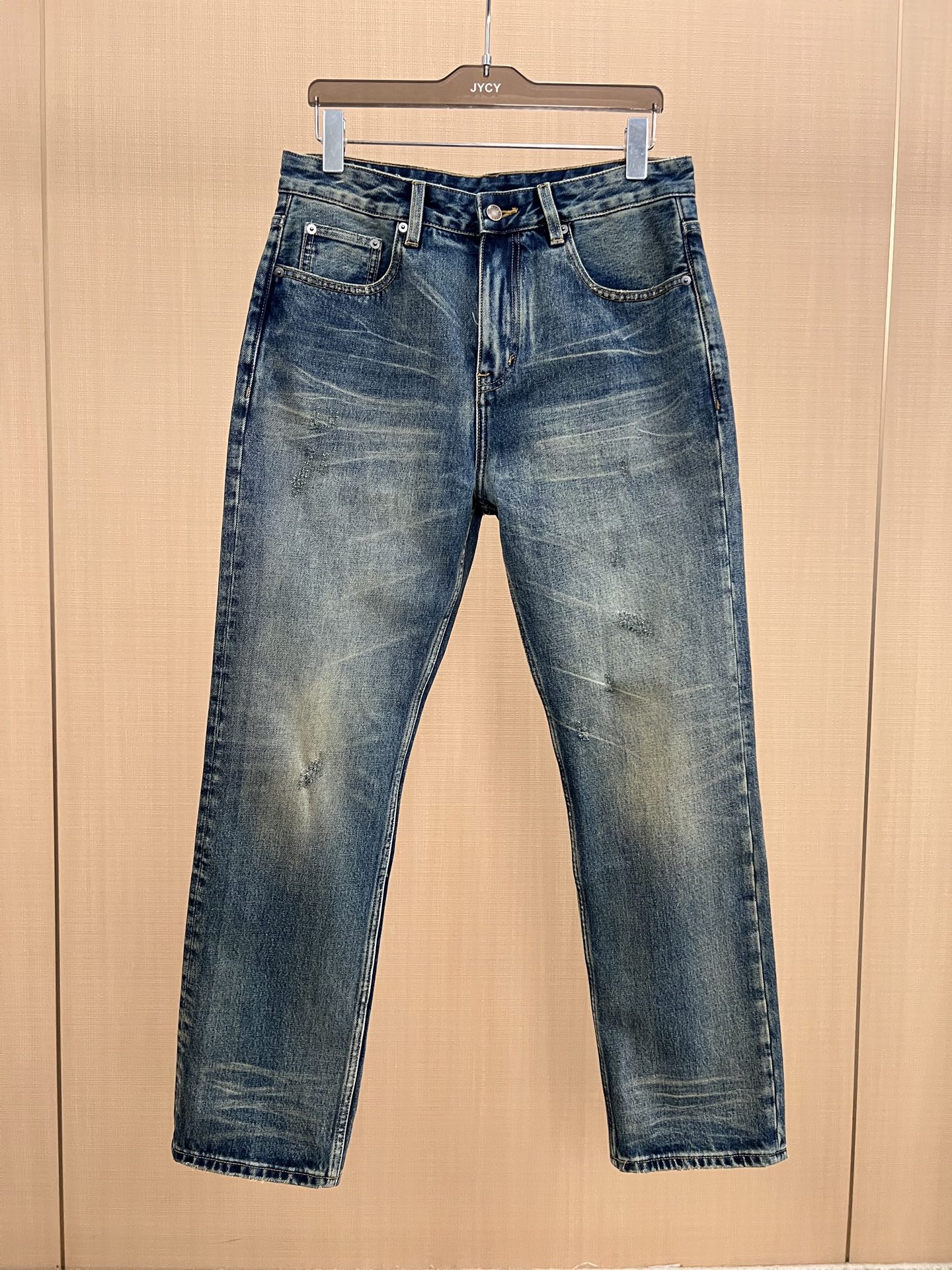 NO:548386,Loose and straight!  Dolce & Gabbana Fall Wash Men’s Jeans!  If you are a cowboy who has requirements for quality control details, I strongly recommend you to buy this model. The latest model in 25 years. This pair of jeans is made of denim cotton. The fabric feels solid and skinny, soft and skin-friendly, slightly elastic, and has no sense of restraint on the upper body. It has five-pocket straight pants, and the elegant washed blue color matches well with T-shirts. There is nothing to say about the shape of the pants, which is great~ Simple and pure basic style, invisible zipper opening and closing, the pockets are decorated with DG iron brand and the brown leather brand on the waist.  Neatly cut, straight-leg pants look handsome and elegant!  Size:29-38,,Dolce&Gabbana,jeans,tees,t-shirt,alexander wang19860909宽松直筒！杜嘉班纳秋季水洗男士牛仔裤！牛货对品控细节有要求的,强烈推荐入手此款 25年最新款, 这款牛仔裤采用牛仔棉制作 面料手感扎实有骨感,柔软亲肤,微弹力,上身无束缚感,五口袋的直筒裤型,水洗蓝素雅色调很好搭配T恤单品 裤形没有什么好说的,超级赞~ 简单纯粹的基础款,隐形拉链开合,口袋饰有DG铁牌跟腰头棕色皮牌搭配 利落裁剪,直筒裤型穿出帅气优雅！ 尺码:29-38,,Dolce&Gabbana,jeans,tees，t-shirt,alexander wang,Men's clothing