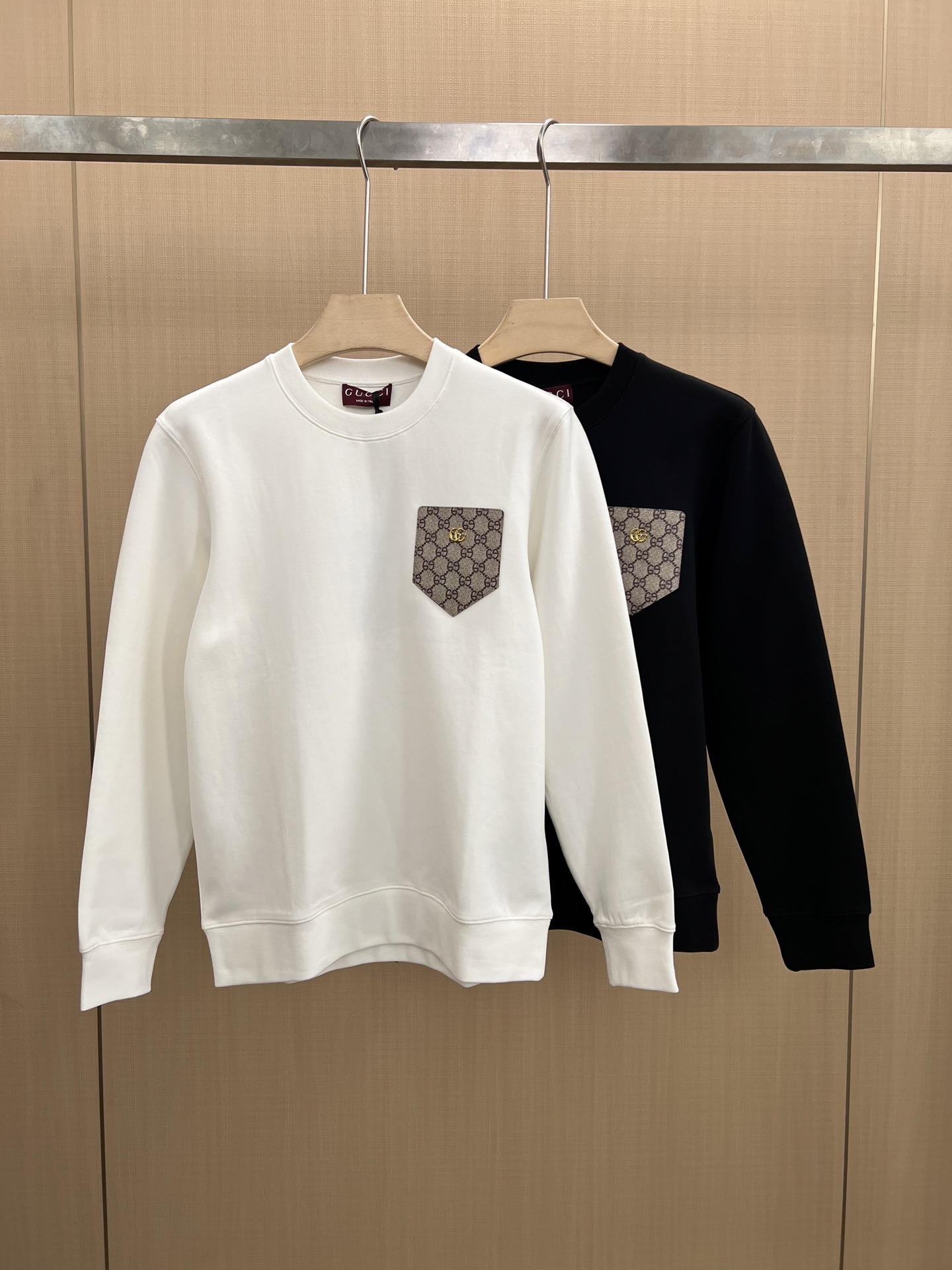 NO:548384,Gu@cci.25 autumn and winter new product decoration GG metal printed patch bag decorative knitted round-neck sweatshirt, front patch bag design renews the brand logo design, creatively reinterprets the brand's iconic design, using 400g heavy lyceler air-layer fabric, its characteristics are soft, transparent, warm, comfortable and breathable, light and drooping, and the quadruple fiber structure makes the fabric not easy to wrinkle, matching collar, cuffs and lower foot ribs; color black and white Size M~XXXL PS same logo extends to customize [thickened short sleeves] & [long-sleeved T-shirt] without returning or changing!  , hoodie,sweatshirts,T-shirt,tees,t-shirt,alexander wang19860909Gu@cci.25秋冬新品饰GG金属印花贴袋装饰针织圆领卫衣,正面贴袋设计焕新品牌标识设计,创意重释品牌标志性设计,采用400克重莱赛尔空气层面料,其特性柔透保暖舒适透气性佳、轻盈有垂感、四重纤维构造使得面料不容易产生皱褶,配套衣领、袖口及下脚边罗纹； 颜色黑色、白色 尺码M～XXXL PS同款logo延伸可定制【加厚短袖】&【长袖T恤】不退不换！,,hoodie,sweatshirts,T-shirt,tees，t-shirt,alexander wang,Men's clothing