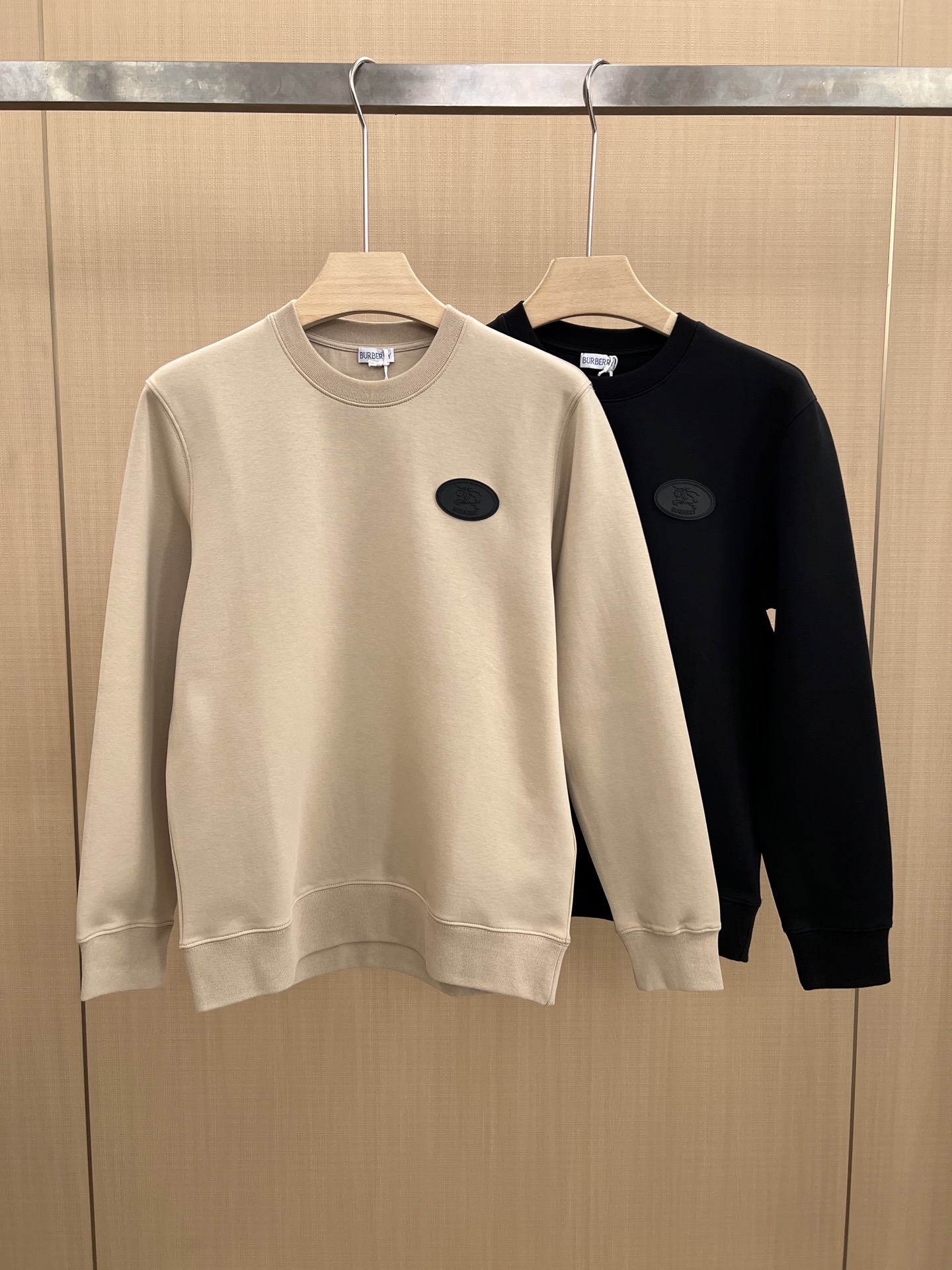 NO:548389,Bur@berry.25 autumn and winter new silicone seal knitted round-neck sweatshirt, equestrian knight logo silicone seal decoration on the front chest, creative reinterpretation of the brand's iconic design, using 400g air-layer fabric, its characteristics are soft, transparent, warm, comfortable and breathable, light and drooping, and the quadruple fiber construction makes the fabric not easy to wrinkle, matching collar, cuffs and ribbed edges of the feet; color black, light khaki (white can be customized) Size M~XXXL PS same logo extends to customize [thickened short sleeves] & [long-sleeved T-shirt] without return or replacement!  ,burberry,hoodie,sweatshirts,T-shirt,tees,t-shirt,alexander wang19860909Bur@berry.25秋冬新品硅胶印章针织圆领卫衣,正面胸前点缀马术骑士徽标硅胶印章装饰,创意重释品牌标志性设计,采用400克重空气层面料,其特性柔透保暖舒适透气性佳、轻盈有垂感、四重纤维构造使得面料不容易产生皱褶,配套衣领、袖口及下脚边罗纹； 颜色黑色、浅卡其（白色可定做） 尺码M～XXXL PS同款logo延伸可定制【加厚短袖】&【长袖T恤】不退不换！,,burberry,hoodie,sweatshirts,T-shirt,tees，t-shirt,alexander wang,Men's clothing