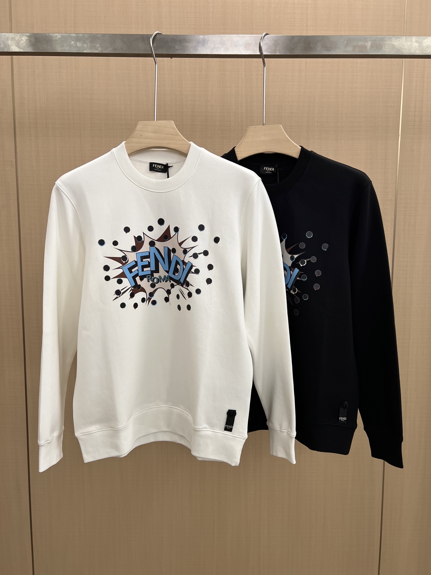 NO:548393,Fendi 25 autumn and winter new letter printing logo knitted round-neck sweatshirt, front printing embellishment revamps the brand logo design, creatively reinterprets the brand's iconic design, using 400 grams of air-layer fabric, its characteristics are soft, transparent, warm, comfortable and breathable, light and drooping, and the quadruple fiber structure makes the fabric not easy to wrinkle, matching collar, cuffs and lower foot ribs; color black and white Size M~XXXL PS same logo extends to customize [thickened short sleeves] & [long-sleeved T-shirt] without returning or changing!  ,fendi,fendi,hoodie,sweatshirts,T-shirt,tees,t-shirt,alexander wang19860909Fendi.芬迪 25秋冬新品字母印花标识针织圆领卫衣,正面印花点缀焕新品牌标识设计,创意重释品牌标志性设计,采用400克重空气层面料,其特性柔透保暖舒适透气性佳、轻盈有垂感、四重纤维构造使得面料不容易产生皱褶,配套衣领、袖口及下脚边罗纹； 颜色黑色、白色 尺码M～XXXL PS同款logo延伸可定制【加厚短袖】&【长袖T恤】不退不换！,,fendi,fendi,hoodie,sweatshirts,T-shirt,tees，t-shirt,alexander wang,Men's clothing