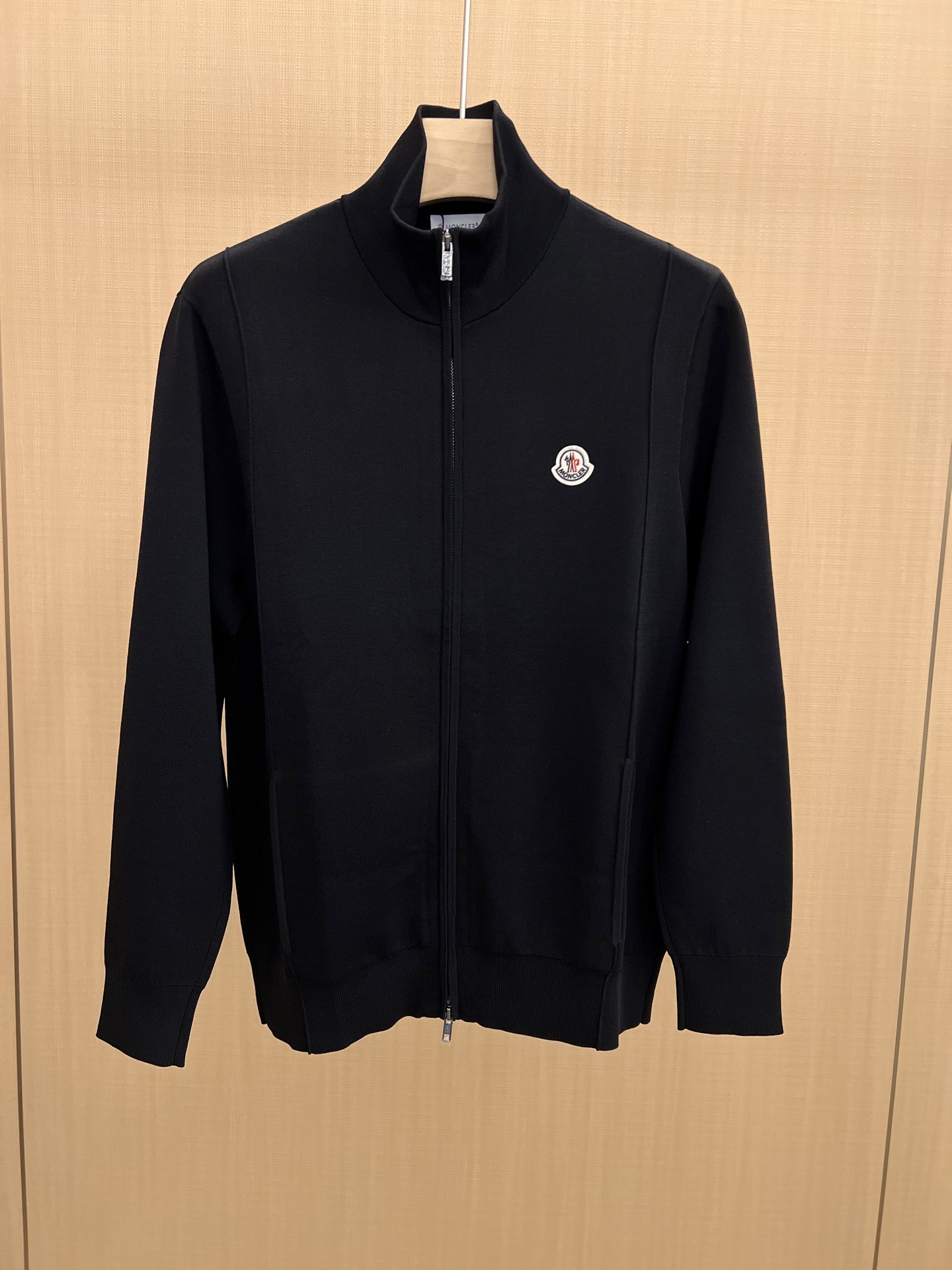 NO:548397,Moncler. 25 autumn and winter classic badge embroidery logo stand collar cotton blended knitted jacket, classic embroidered wool tags on the front chest, this knitted zipper cardigan adopts cotton & viscose fiber blended knitted technology, matched with three-dimensional texture rib woven craftsmanship, the texture is three-dimensional and layered, simple and unique ingenious, practical zipper stand collar design, daily wear is easy to adapt to a variety of styles, adding a delicate and fashionable feeling to the shape; Fabric 52 cotton 48 viscose fiber color black Size M~XXXL,,Moncler, jackets & coats,alexander wang19860909Moncler.蒙口 25秋冬经典徽章刺绣标识立领棉质混纺针织夹克,正面胸前饰经典刺绣羊毛小标点缀,此款针织拉链开衫采用棉质&粘胶纤维混纺针织工艺,搭配立体纹理罗纹机织工艺,质感立体有层次,简约中透着别致巧思,实用的拉链立领设计,日常穿搭轻松适配多种风格,为造型增添细腻时尚感； 面料52棉 48粘胶纤维 颜色黑色 尺码M～XXXL,,Moncler,jackets & coats,alexander wang,Men's clothing