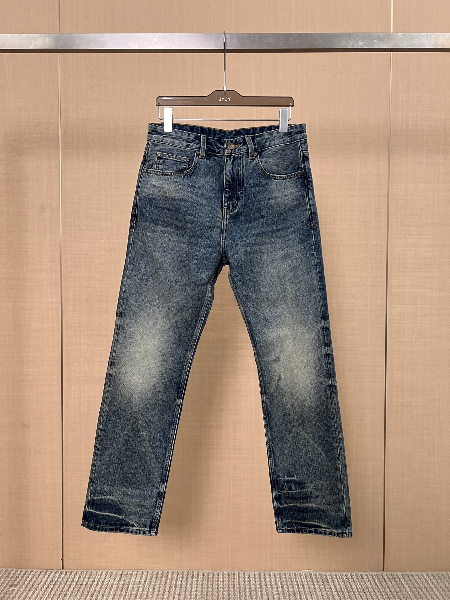 NO:548401,Loose straight tube!  Burberry Fall Wash Men's Jeans!  If you have requirements for quality control details, you highly recommend this model. The latest model in 25 years, this jeans are made of denim cotton. The fabric feels solid and skin-friendly, soft and skin-friendly, slightly elastic, and has no sense of restraint on the upper body. The five-pocket straight-leg pants shape is very suitable for matching with T-shirt items. There is nothing to say about the shape of the pants, which is super good~ Simple and pure basic style, invisible zipper opening and closing, and the pocket is decorated with a war horse badge and leather card in the same color. It is neatly cut, and the straight-leg pants look handsome and elegant!  Size: 29-38, Burberry, jeans, tees, t-shirt, alexander wang19860909宽松直筒！巴宝莉秋季水洗男士牛仔裤！牛货对品控细节有要求的,强烈推荐入手此款 25年最新款, 这款牛仔裤采用牛仔棉制作 面料手感扎实有骨感,柔软亲肤,微弹力,上身无束缚感,五口袋的直筒裤型,水洗蓝素雅色调很好搭配T恤单品 裤形没有什么好说的,超级赞~ 简单纯粹的基础款,隐形拉链开合,口袋饰有战马徽章跟同色系皮牌搭配 利落裁剪,直筒裤型穿出帅气优雅！ 尺码:29-38,,burberry,jeans,tees，t-shirt,alexander wang,Men's clothing