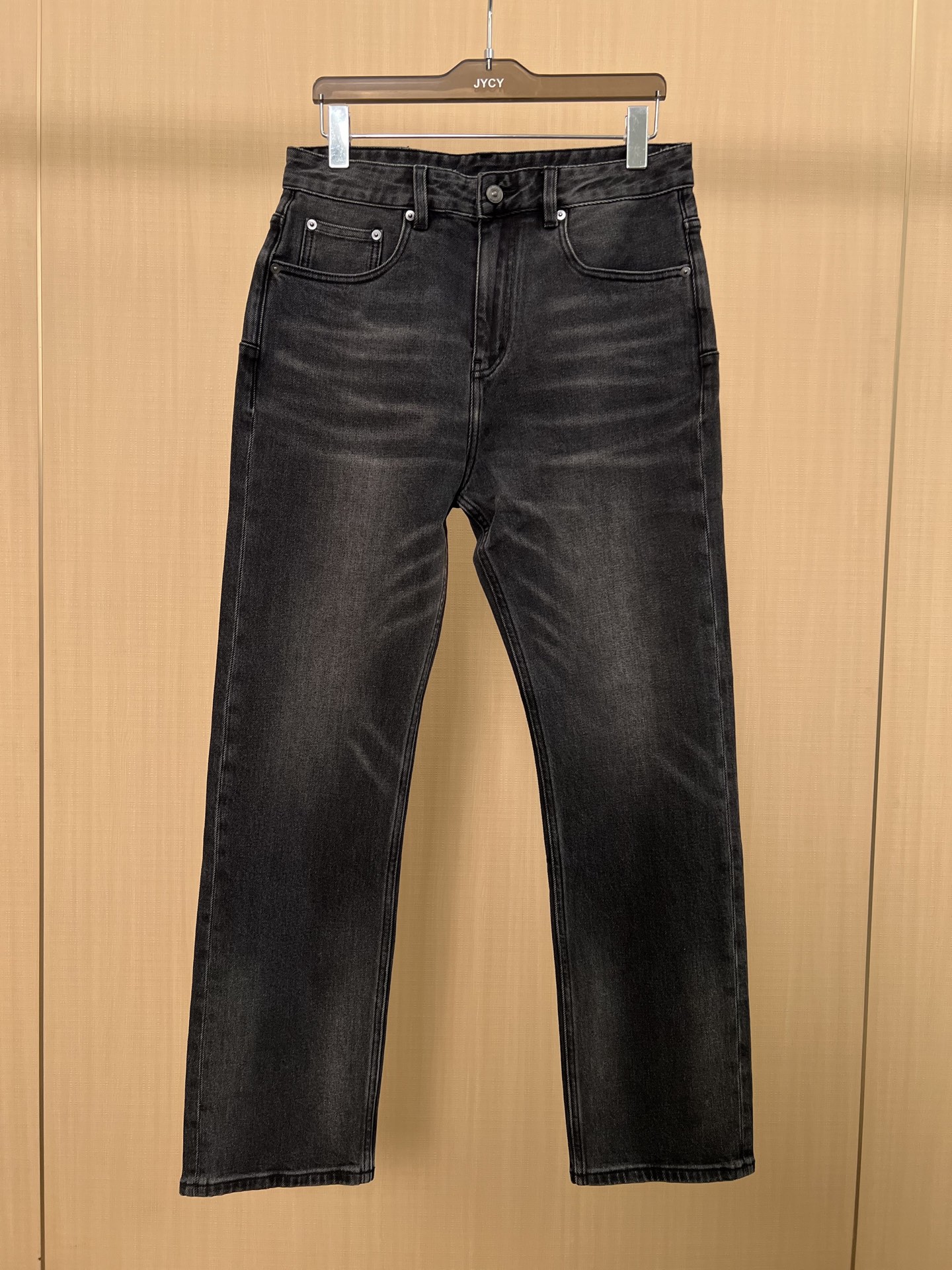 NO:548404,Loose straight tube!  Dior Fall Wash Men's Jeans!  If you have requirements for quality control details, you highly recommend this model. The latest model in 25 years, this jeans are made of denim cotton. The fabric feels solid and skinny, and the upper body feels very crisp!  The straight-leg pants with five pockets, the clean blue and elegant color is very good to match with the T-shirt item. There is nothing to say about the shape of the pants, it is super good~ Simple and pure basic style, invisible zipper opening and closing, and the pocket is decorated with the latest elements of bee embroidery. It is neatly cut, and the straight-leg pants are dressed in a handsome and elegant way!  Size: 29-38, Dior, jeans, tees, t-shirt, alexander wang19860909宽松直筒！迪奥秋季水洗男士牛仔裤！牛货对品控细节有要求的,强烈推荐入手此款 25年最新款, 这款牛仔裤采用牛仔棉制作 面料手感扎实有骨感,上身挺括感十足！五口袋的直筒裤型,水洗蓝素雅色调很好搭配T恤单品 裤形没有什么好说的,超级赞~ 简单纯粹的基础款,隐形拉链开合,口袋饰有蜜蜂刺绣最新元素皮牌搭配 利落裁剪,直筒裤型穿出帅气优雅！ 尺码:29-38,,dior,jeans,tees，t-shirt,alexander wang,Men's clothing