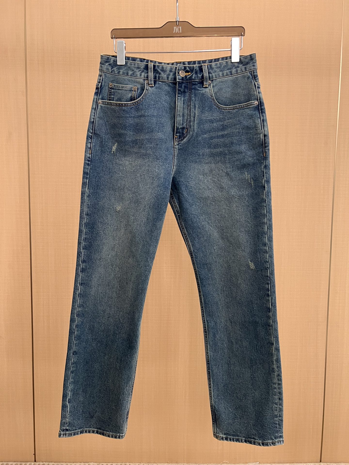 NO:548407,Loose straight tube!  DG Autumn Wash Men's Jeans!  If you have requirements for quality control details, you highly recommend buying this model. The latest model in 25 years, this jeans are made of denim cotton. The fabric feels solid and skin-friendly, soft and skin-friendly, slightly elastic, and unrestrained on the upper body. The five-pocket straight-leg pants shape is very suitable for matching with T-shirts. There is nothing to say about the shape of the pants, which is super good~ Simple and pure basic style, invisible zipper opening and closing, and the pocket is decorated with DG iron brand and leather brand of the same color as the waist. It is neatly cut, and the straight-leg pants look handsome and elegant!  Size: 29-38, jeans,tees,t-shirt,alexander wang19860909宽松直筒！DG秋季水洗男士牛仔裤！牛货对品控细节有要求的,强烈推荐入手此款 25年最新款, 这款牛仔裤采用牛仔棉制作 面料手感扎实有骨感,柔软亲肤,微弹力,上身无束缚感,五口袋的直筒裤型,水洗蓝素雅色调很好搭配T恤单品 裤形没有什么好说的,超级赞~ 简单纯粹的基础款,隐形拉链开合,口袋饰有DG铁牌跟腰头同色系皮牌搭配 利落裁剪,直筒裤型穿出帅气优雅！ 尺码:29-38,,jeans,tees，t-shirt,alexander wang,Men's clothing