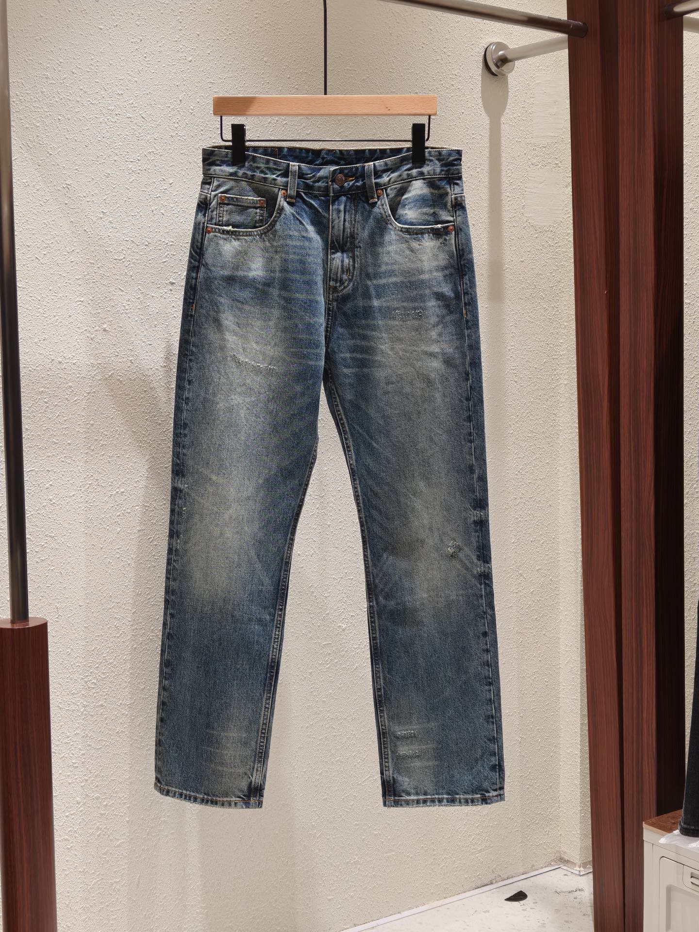 NO:548372,Loose and straight!  Celine's Fall Wash Men's Jeans!  For those who have requirements for quality control details, it is highly recommended to buy this 25-year-old latest model. This pair of jeans is made of denim cotton. The fabric feels solid and boney, and the upper body feels very stiff!  Five-pocket straight-leg trousers, the elegant washed blue color goes well with T-shirts. There is nothing to say about the shape of the trousers, they are great ~ Simple and pure basic style, invisible zipper opening and closing, the pockets are decorated with DG iron plates and the waistband is matched with the same color leather brand. Neatly cut, the straight-leg trousers look handsome and elegant!  Size:29-38,jeans,tees,t-shirt,alexander wang19860909宽松直筒！塞琳秋季水洗男士牛仔裤！牛货对品控细节有要求的,强烈推荐入手此款 25年最新款, 这款牛仔裤采用牛仔棉制作 面料手感扎实有骨感,上身挺括感十足！五口袋的直筒裤型,水洗蓝素雅色调很好搭配T恤单品 裤形没有什么好说的,超级赞~ 简单纯粹的基础款,隐形拉链开合,口袋饰有DG铁牌跟腰头同色皮牌搭配 利落裁剪,直筒裤型穿出帅气优雅！ 尺码:29-38,,jeans,tees，t-shirt,alexander wang,Men's clothing