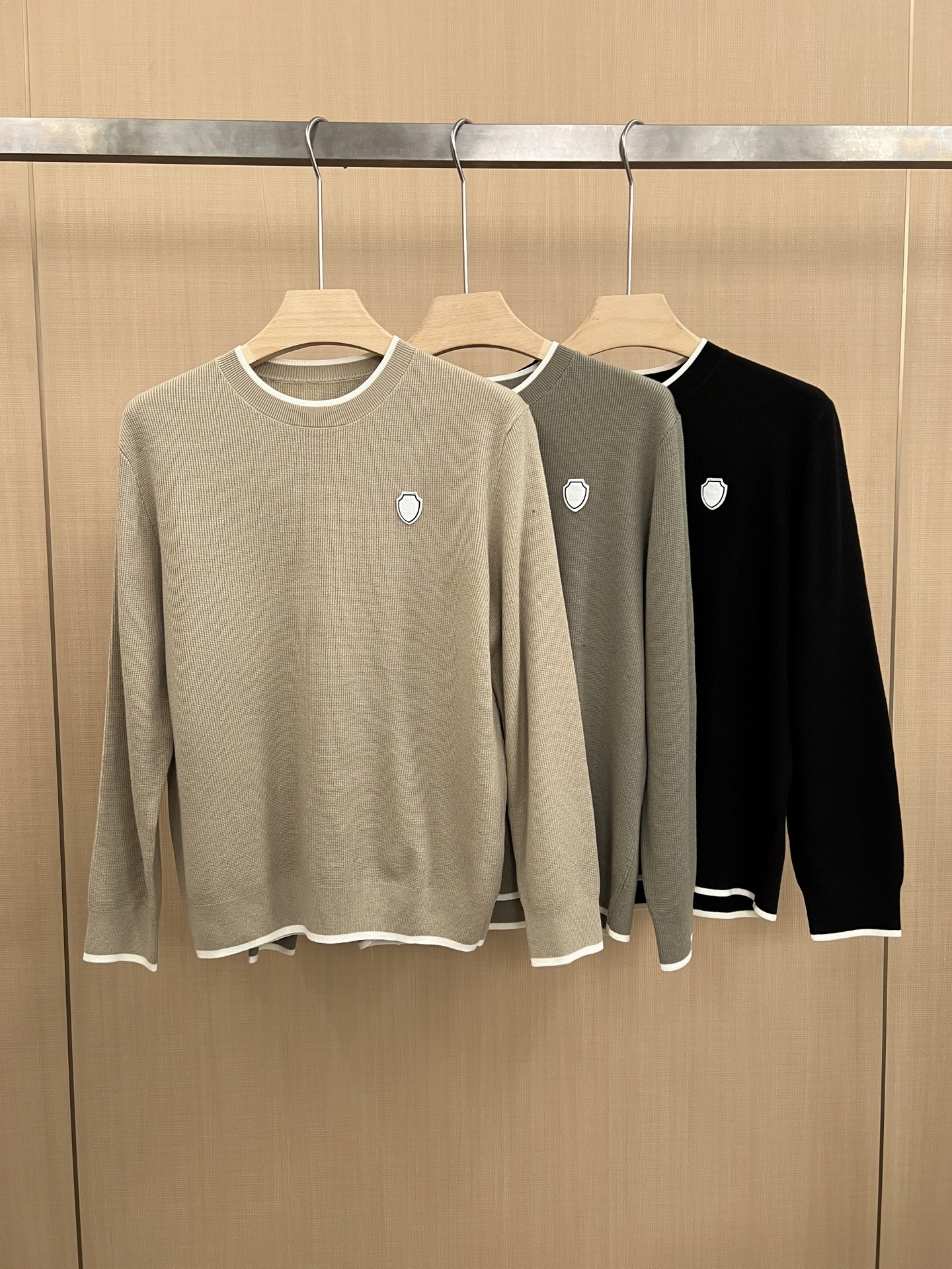 NO:569652,BC... 25 new autumn and winter products - men's wool knitted round neck pullover. Simple and old design, the upper body is full of temperament, creating a fashionable and outstanding sense of sophistication!  The outer body is made of solid color, and the upper body does not feel cumbersome. The overall design is really high-end. It interprets the brand's classic elements in a new style. It is the perfect choice for wearing alone or layering in spring, autumn and winter!  The conventional tailoring has excellent matching performance. Whether it is business negotiations or home camping, it can be worn as an inner wear or as an outer wear.  This sweater is carefully woven from imported 50-wool acrylic yarn, Australian Merino wool, the finest wool. Its gloss and smoothness are unmatched by ordinary wool. The fiber fineness is only 1/10 of a human hair, without the stiff feeling of wool. The entire fabric is crisp, thin, soft and has a high density, giving the yarn a fried feel.  It has strong rebound and will not deform after being worn for a long time. It has a soft, anti-wrinkle, non-pilling, tight and strong fabric surface, and has a delicate texture. It is hand-sewn by seamstresses with more than 10 years of experience through 14 processes, stitch by stitch. Both the front and back are made of wool, which is soft, delicate and elastic, and does not scratch, pill or shrink.  Color black   Light cardinal color, sage color, size M～3XL (48-56),,alexander wang19860909BC……25秋冬季新品-男士羊毛针织圆领套头衫 简约老设计,上身就是气质满满,打造时髦出众的精致感！ 外衣身整体为纯色打造,上身毫无累赘感,整体设计感真的非常高级,将品牌经典元素以全新风格诠释,是春秋冬单穿或内搭的完美首选！常规的版型剪裁,其搭配性能超乎相当到位,不管是商务洽谈还是居家露营,都可作为内搭和外穿. 这款羊毛衫甄选进口50羊毛腈纶纱线精心织造,澳大利亚美丽诺羊毛,羊毛中的岌品,其光泽度和柔顺感非一般羊毛可以相比的,纤维细度只有一根头发丝的1/10,毫无羊毛的硬扎感.整个面料挺括轻薄,柔软细密度很高,让纱线拥有炒强的回弹,长久穿着不会变形拥有柔软抗皱、不易起球、紧密结实的织面,拥有细腻的肌理感.由10年以上工龄的缝纫师,经过14道工序,一针一线手工缝制而成.正反两面都是羊毛缝制的,柔软细腻富有弹性,还不扎人,不起球,不缩水. 颜色黑色 浅卡色 鼠尾草色 尺码M～3XL（48-56）,,alexander wang,Men's clothing